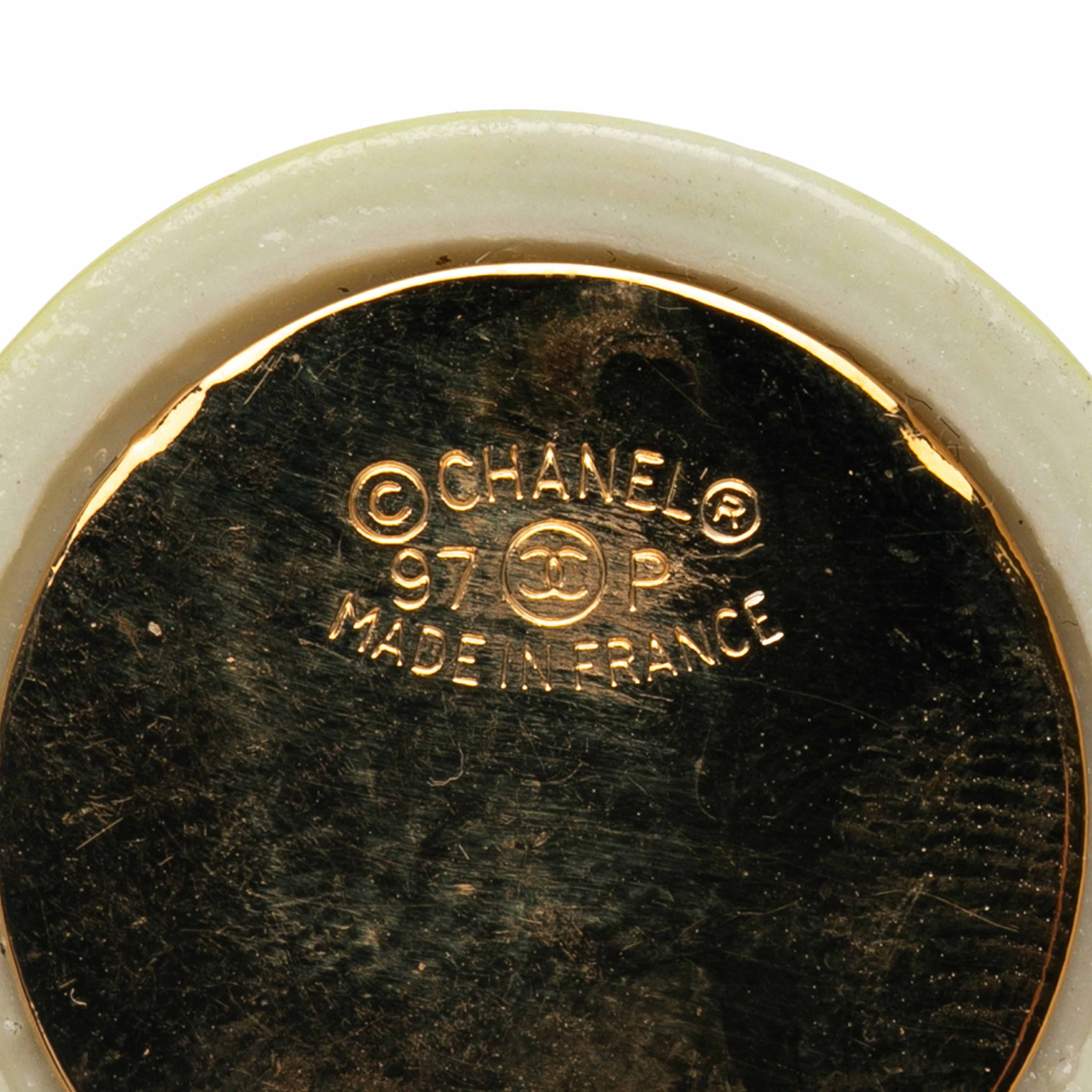 Chanel Cc Resin And Gold Plated Clip On Earrings, från Luxclusif, i färgen light green. Klicka för att öppna bilden i stort format