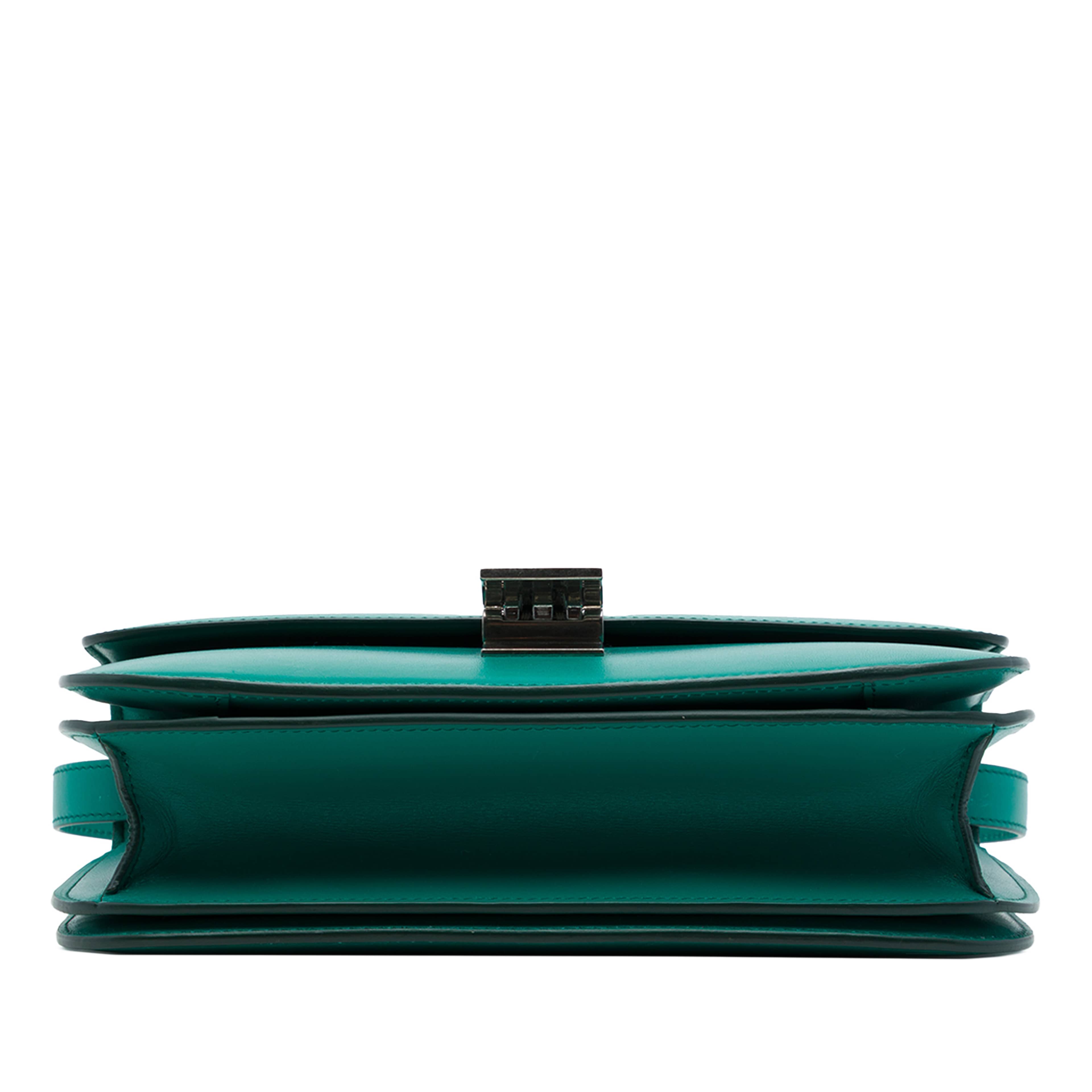 Celine Medium Calfskin Classic Box, från Luxclusif, i färgen blå. Klicka för att öppna bilden i stort format