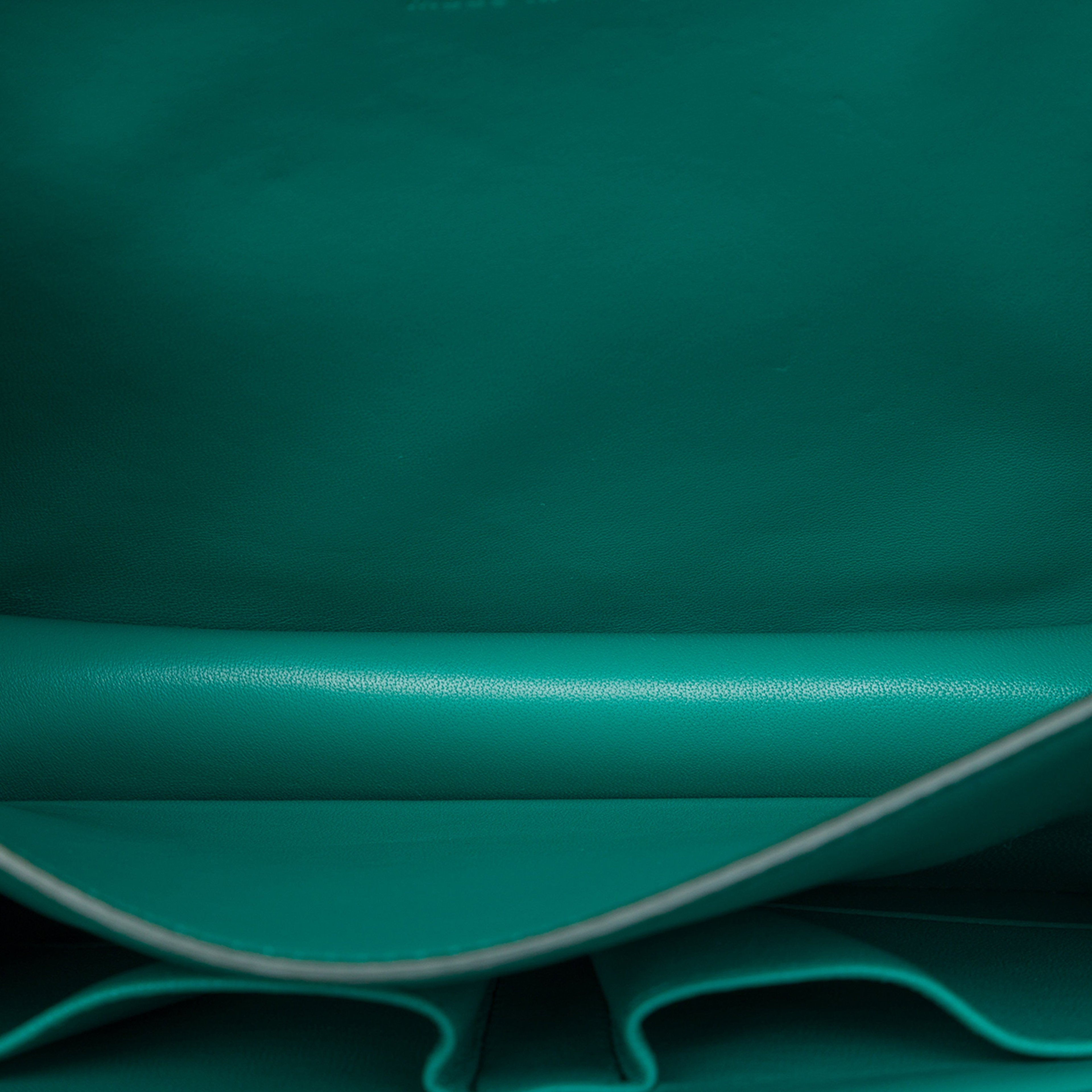 Celine Medium Calfskin Classic Box, från Luxclusif, i färgen blå. Klicka för att öppna bilden i stort format