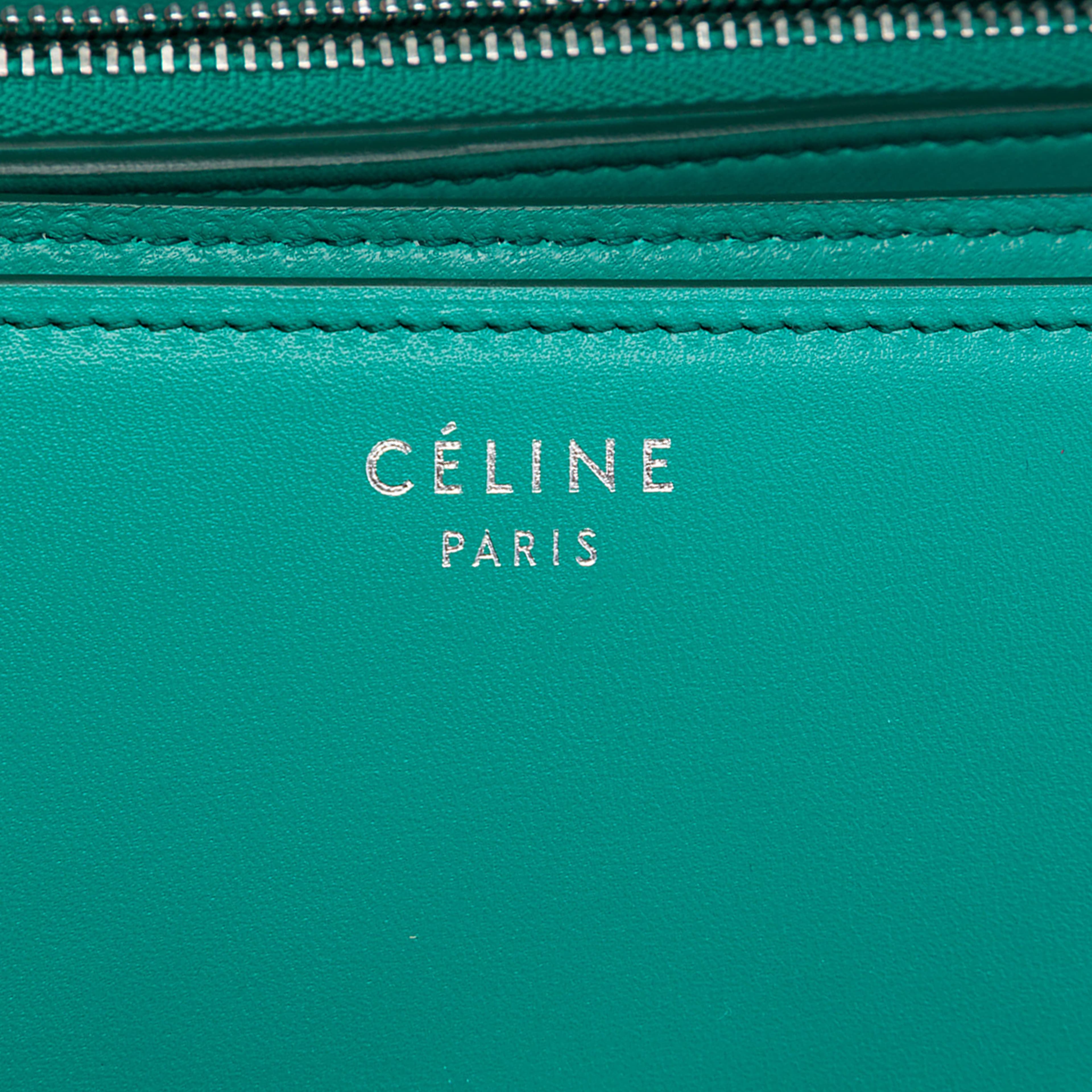 Celine Medium Calfskin Classic Box, från Luxclusif, i färgen blå. Klicka för att öppna bilden i stort format