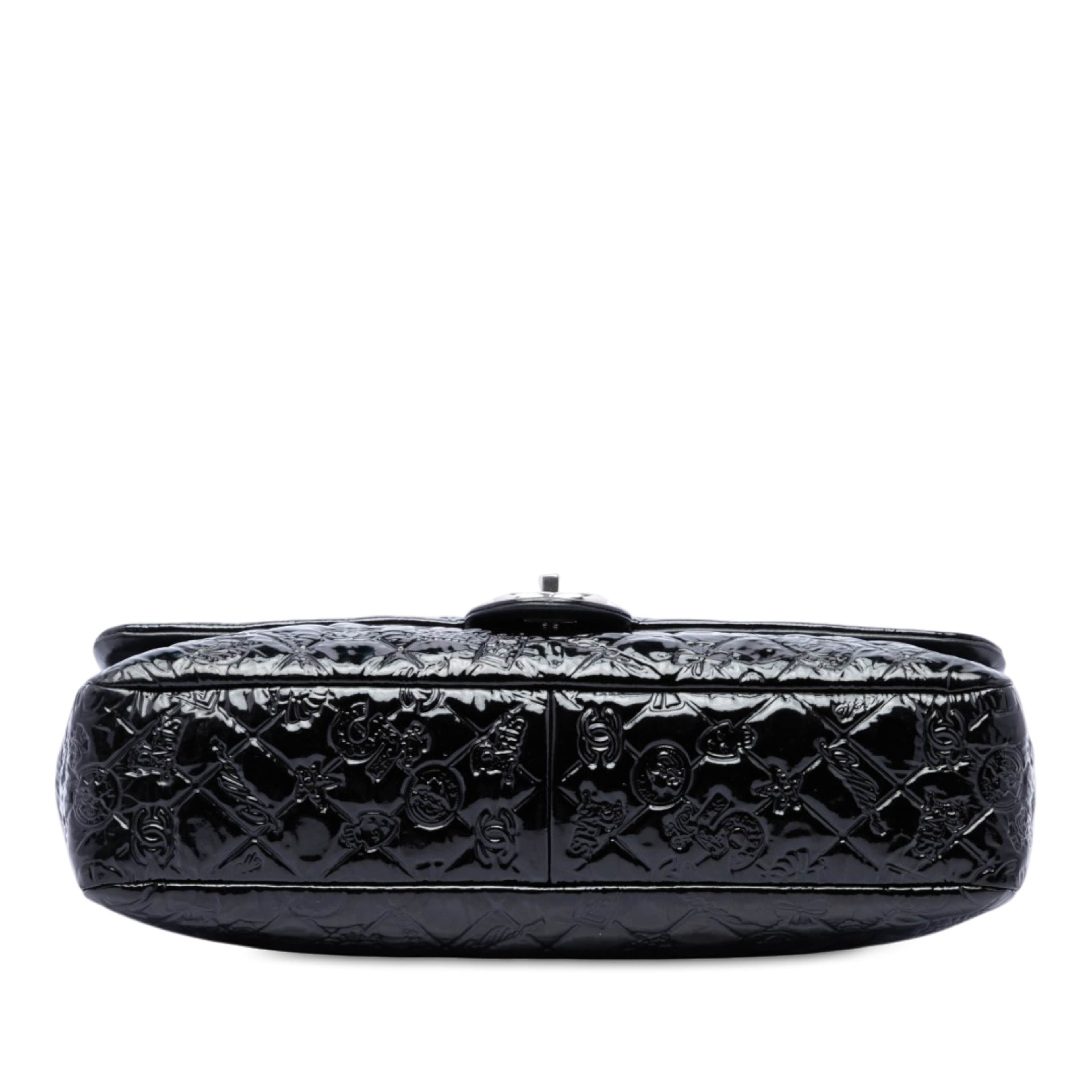 Chanel Jumbo Patent Embossed Lucky Symbols Flap, från Luxclusif, i färgen svart. Klicka för att öppna bilden i stort format