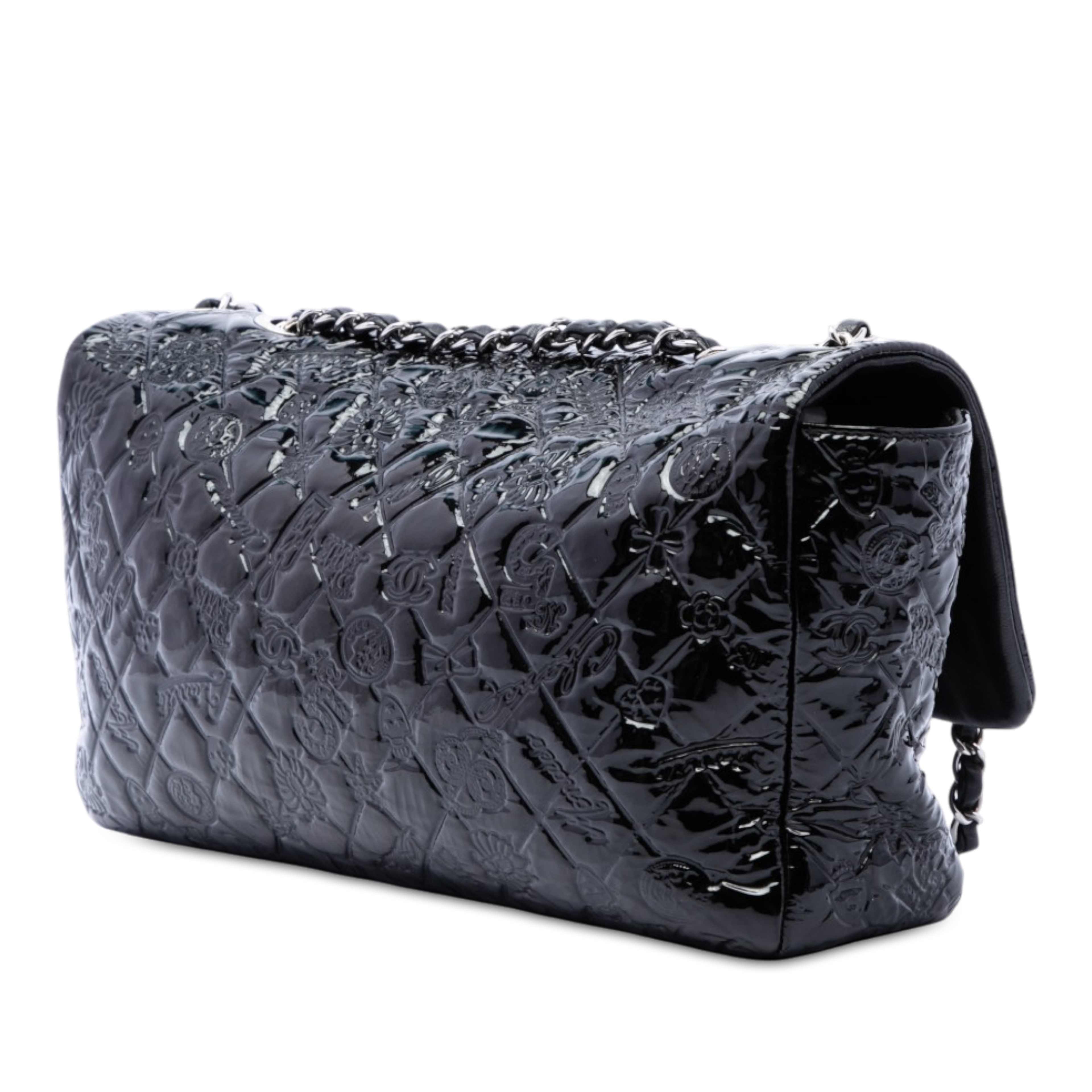 Chanel Jumbo Patent Embossed Lucky Symbols Flap, från Luxclusif, i färgen svart. Klicka för att öppna bilden i stort format