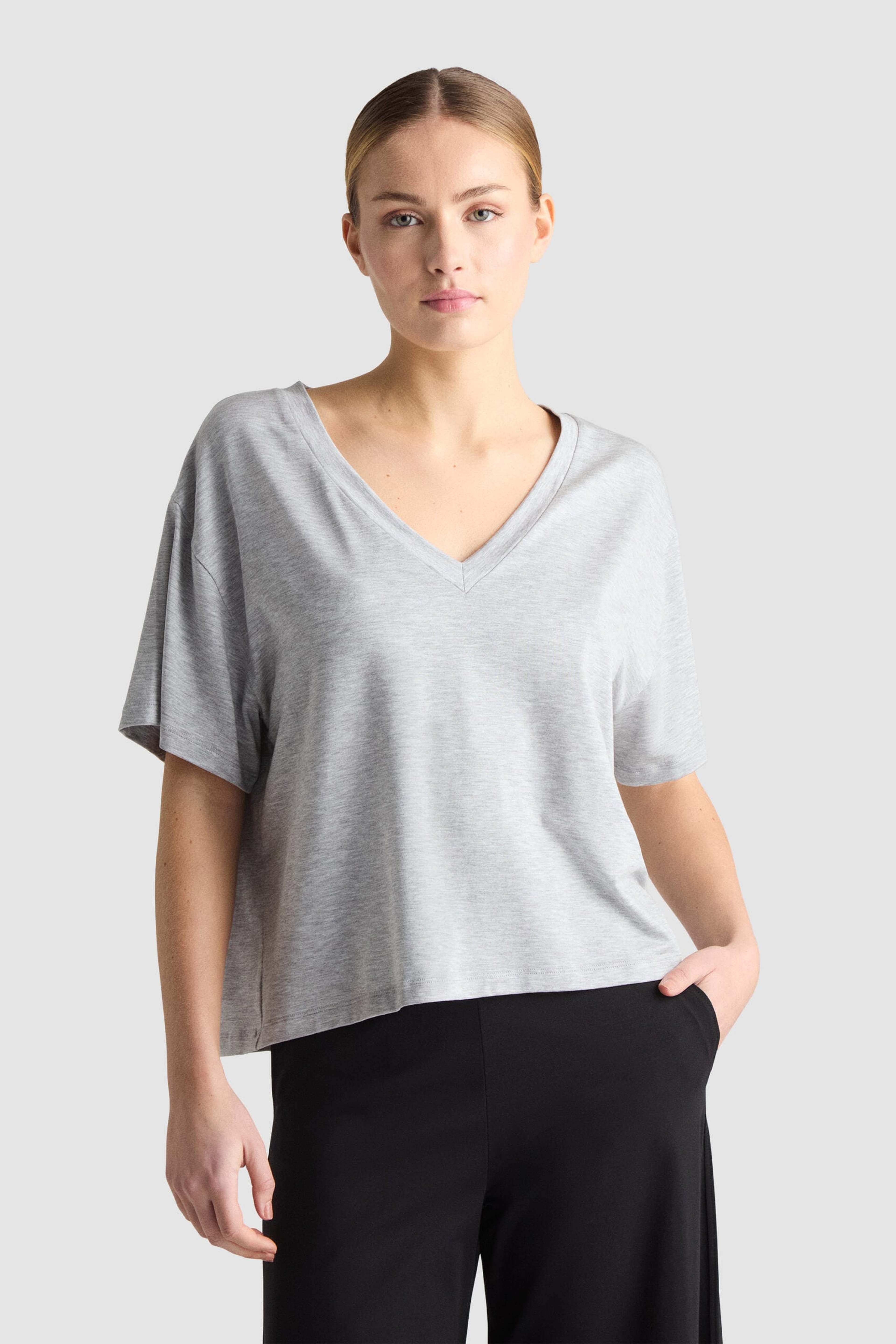 Sisi Tee - Grey Melange, från Residus, i färgen grey. Klicka för att öppna bilden i stort format