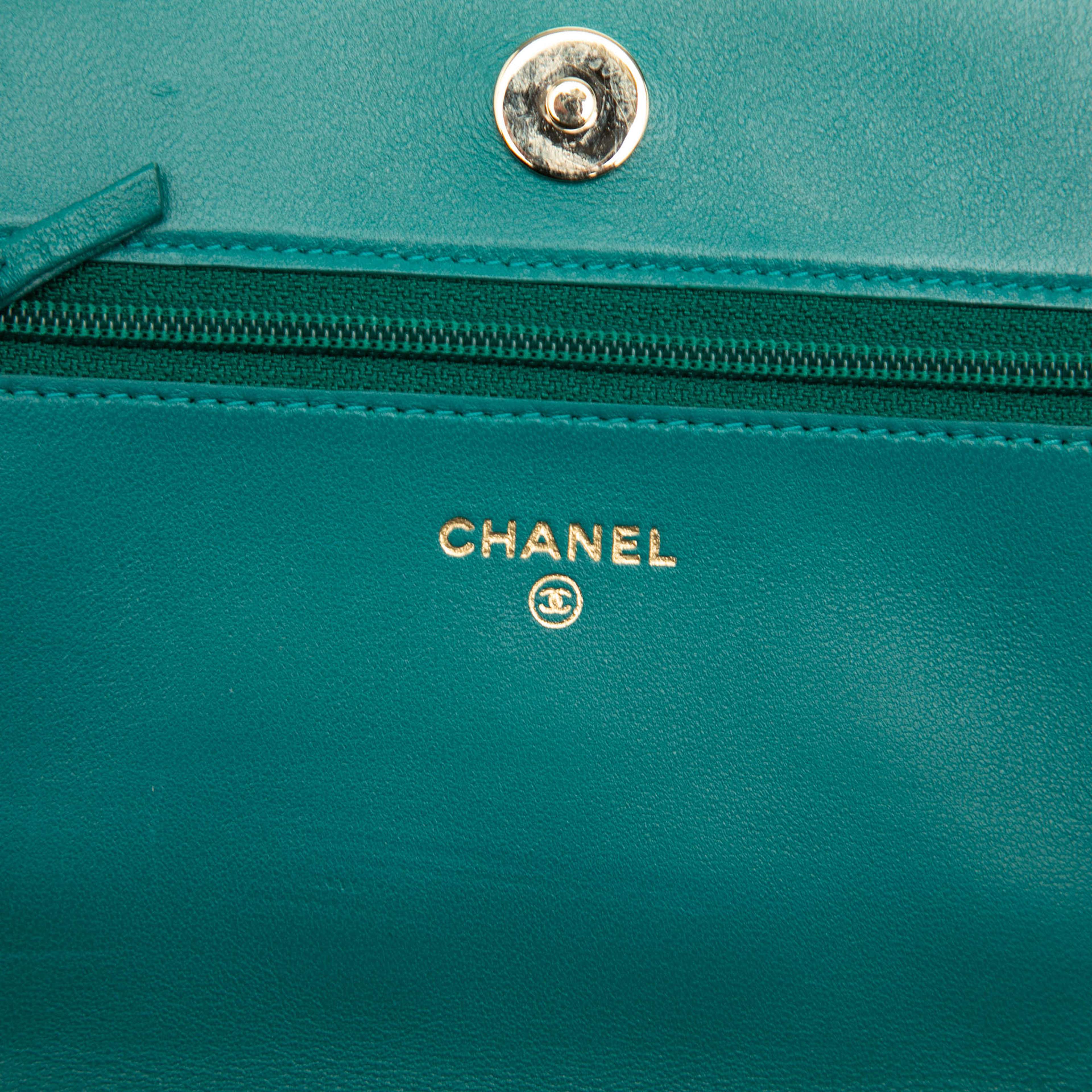 Chanel Quilted Lambskin Boy Wallet On Chain, från Luxclusif, i färgen peacock. Klicka för att öppna bilden i stort format