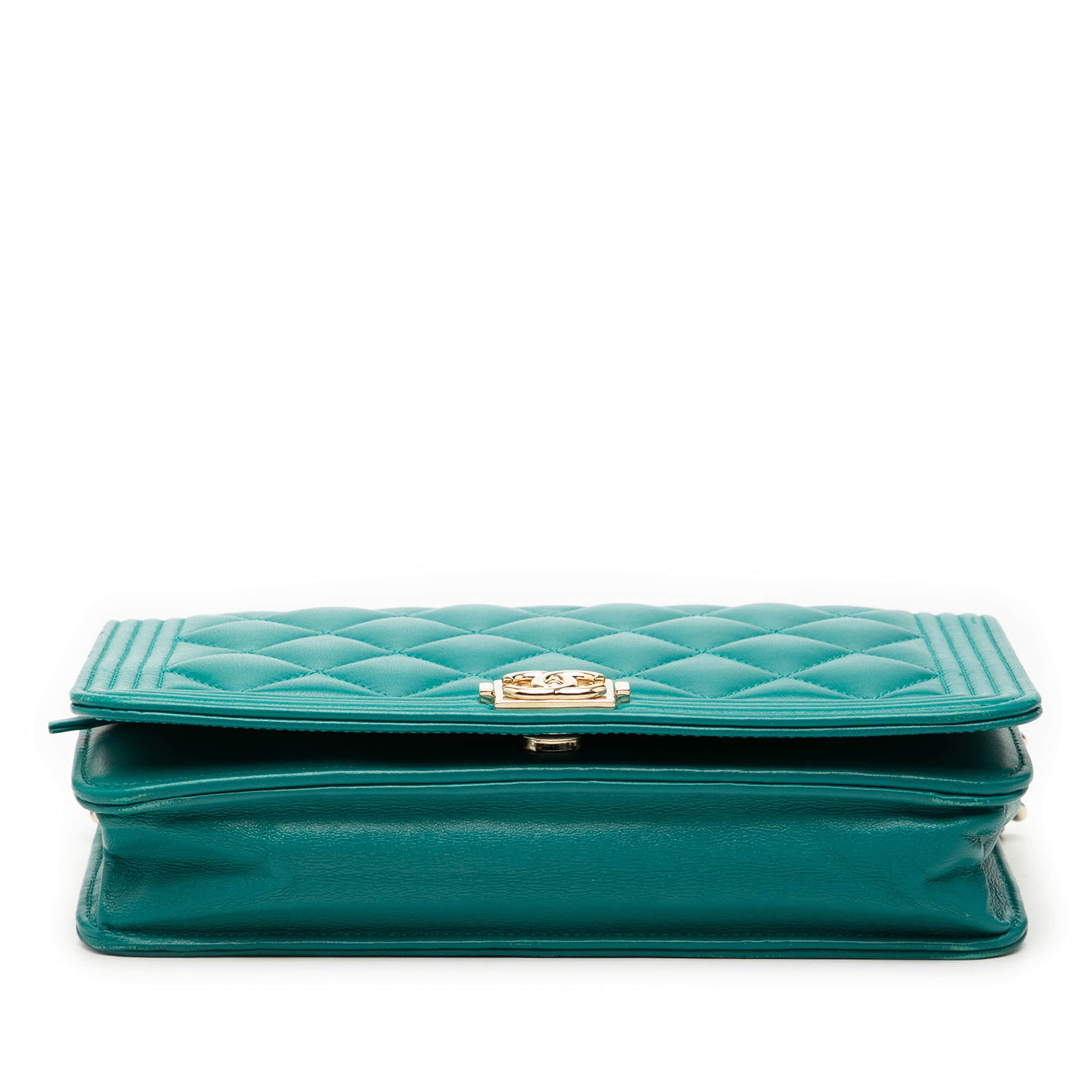 Chanel Quilted Lambskin Boy Wallet On Chain, från Luxclusif, i färgen peacock. Klicka för att öppna bilden i stort format