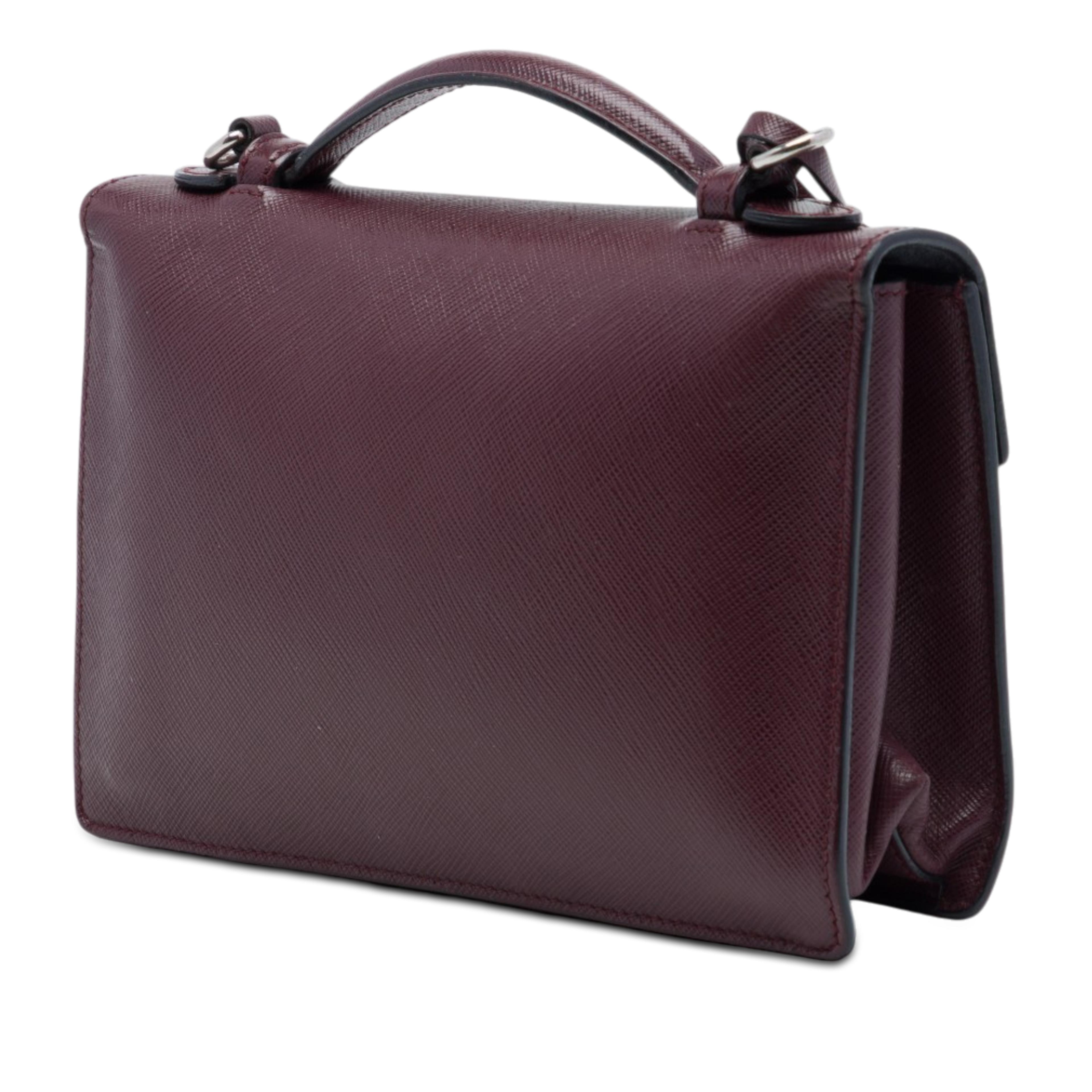 Prada Saffiano Lux Sound Lock Satchel, från Luxclusif, i färgen röd. Klicka för att öppna bilden i stort format