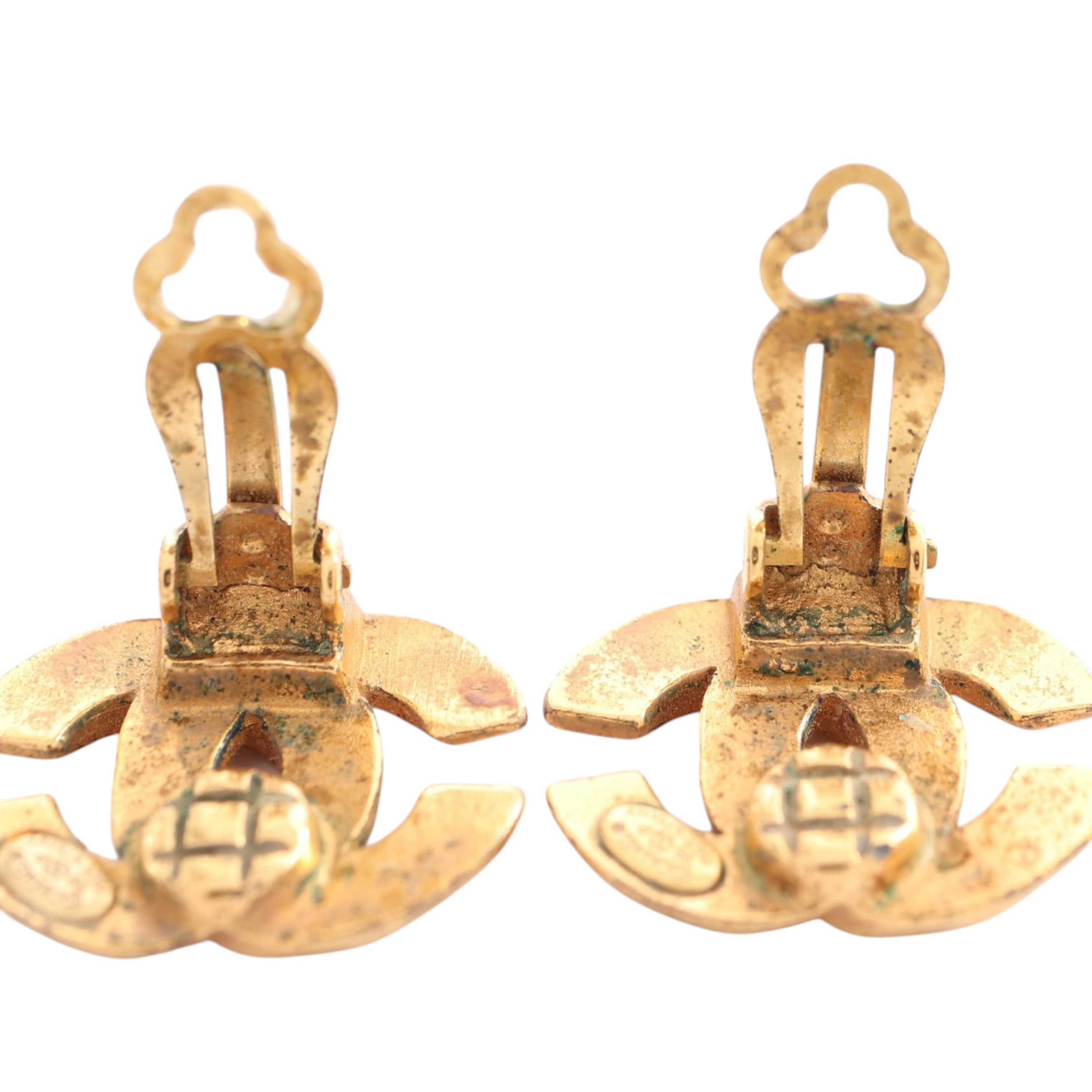 Chanel Cc Gold Plated Clip On Earrings, från Luxclusif, i färgen guld. Klicka för att öppna bilden i stort format