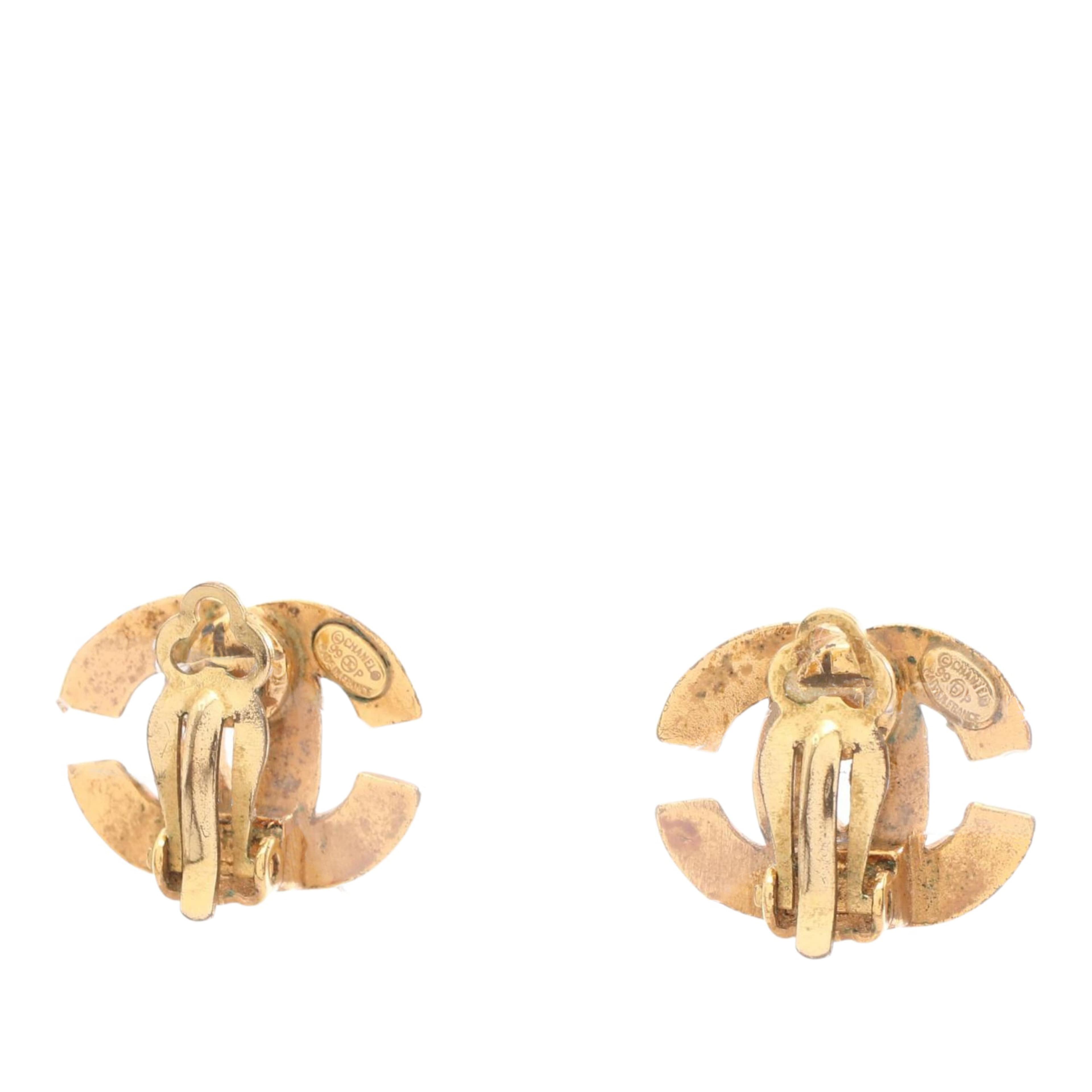 Chanel Cc Gold Plated Clip On Earrings, från Luxclusif, i färgen guld. Klicka för att öppna bilden i stort format