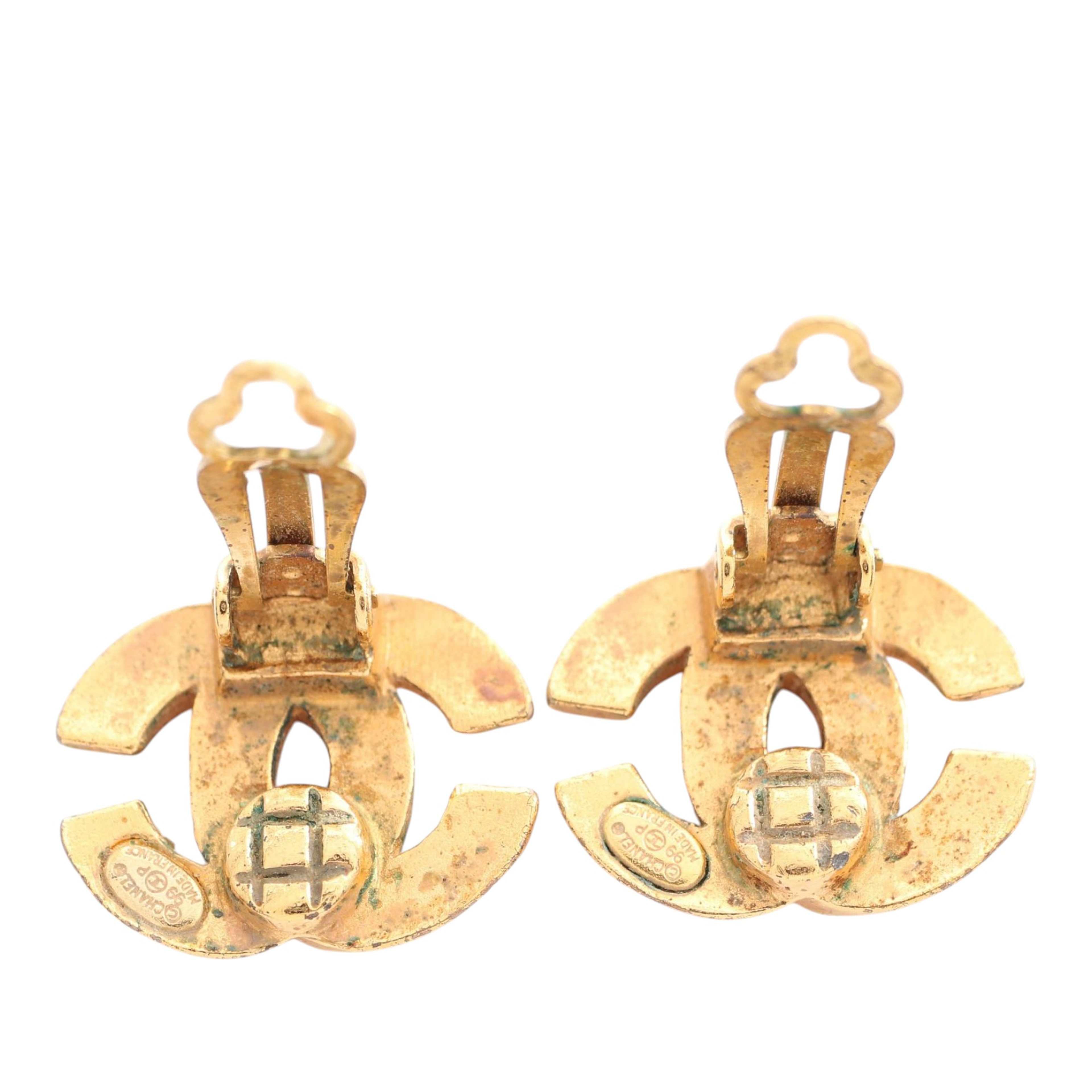 Chanel Cc Gold Plated Clip On Earrings, från Luxclusif, i färgen guld. Klicka för att öppna bilden i stort format
