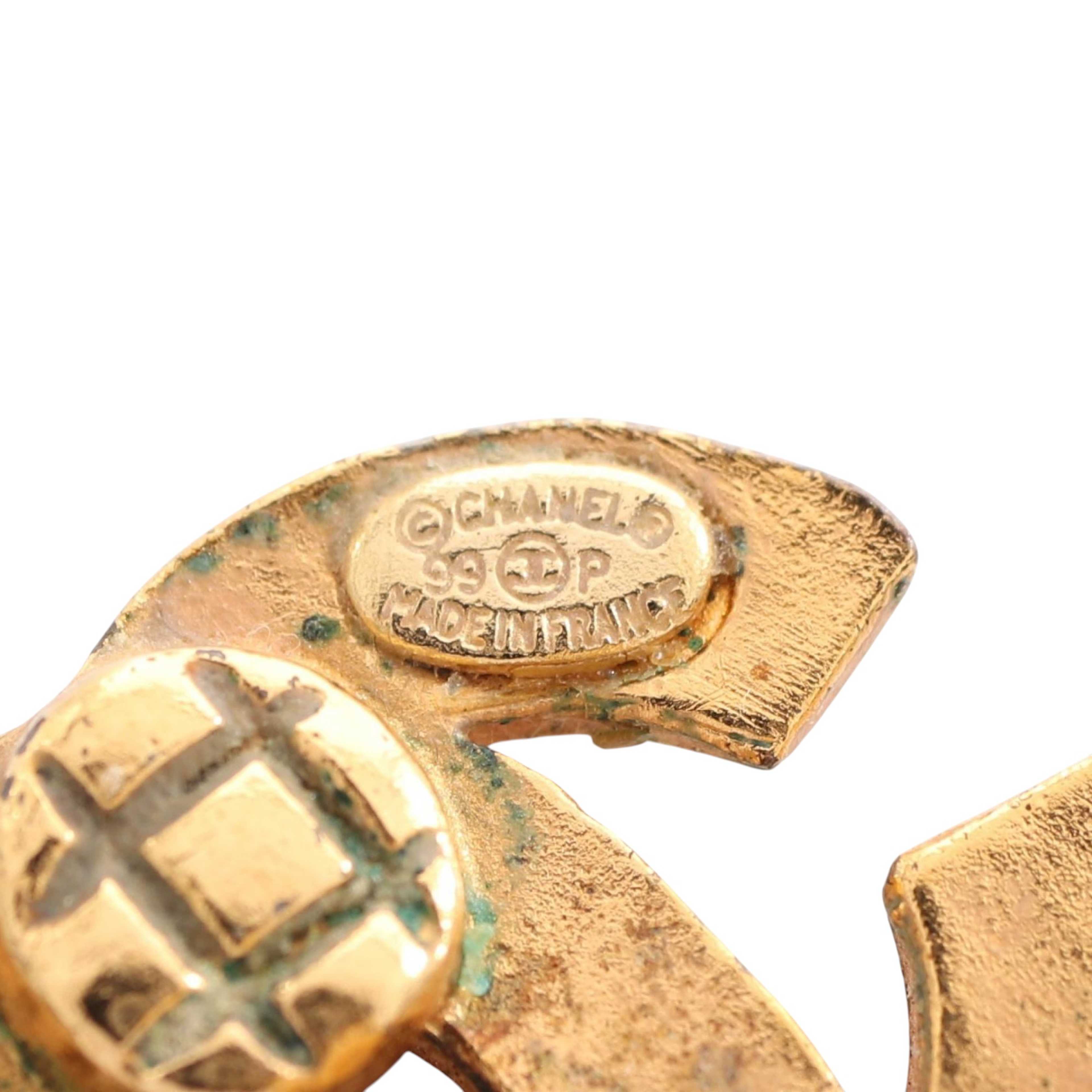 Chanel Cc Gold Plated Clip On Earrings, från Luxclusif, i färgen guld. Klicka för att öppna bilden i stort format