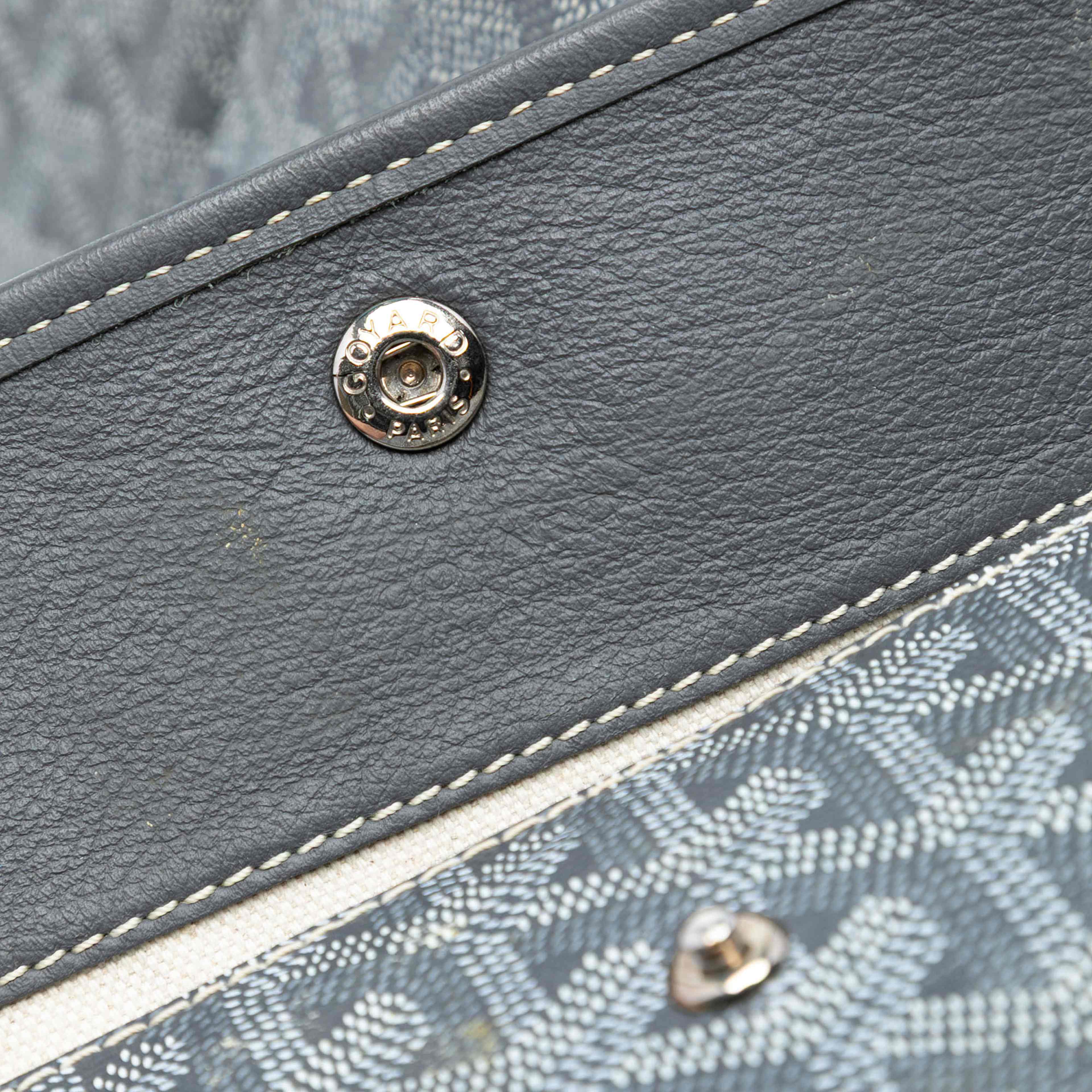 Goyard Goyardine Saint Louis Pm, från Luxclusif, i färgen gray. Klicka för att öppna bilden i stort format