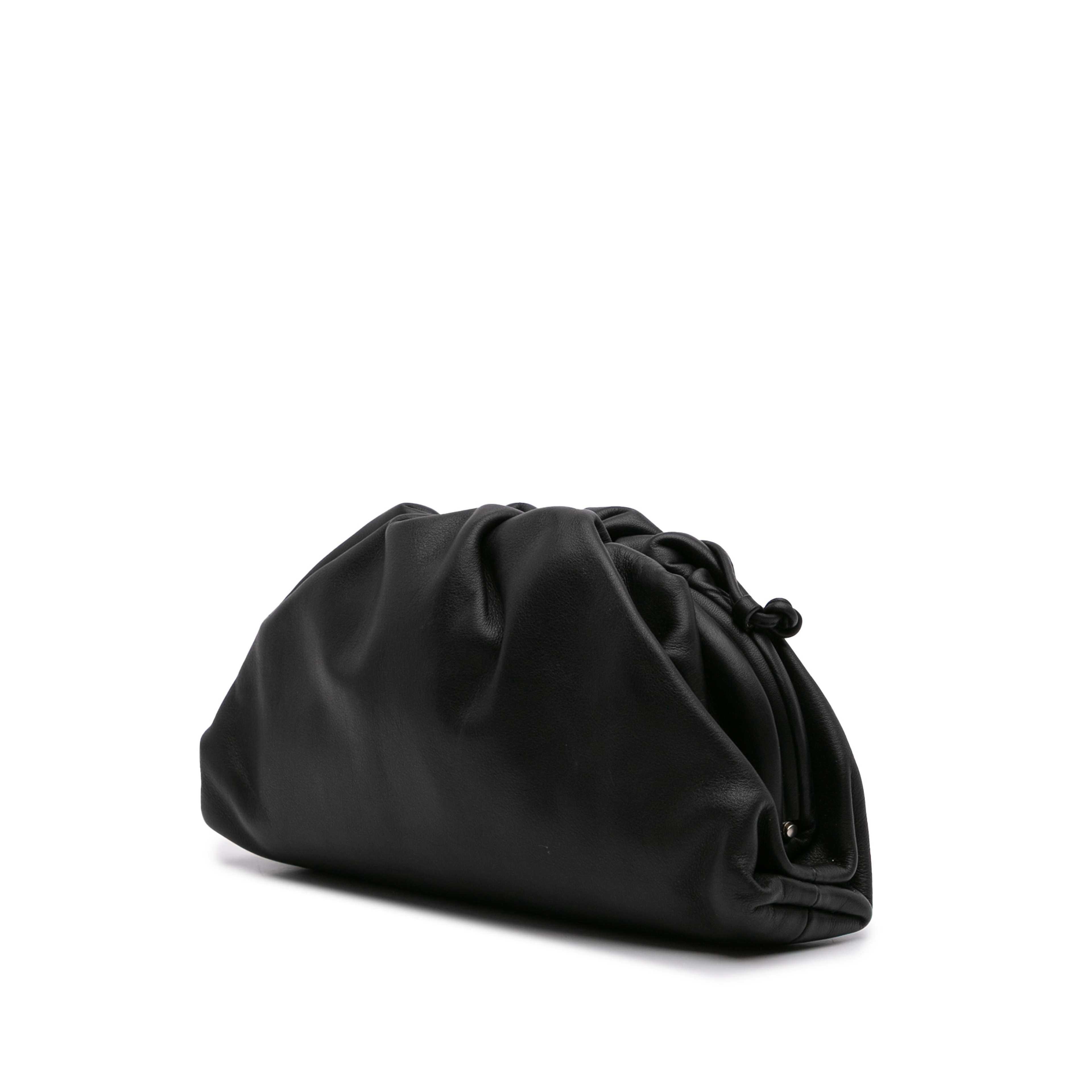 Bottega Veneta Lambskin The Mini Pouch, från Luxclusif, i färgen black. Klicka för att öppna bilden i stort format