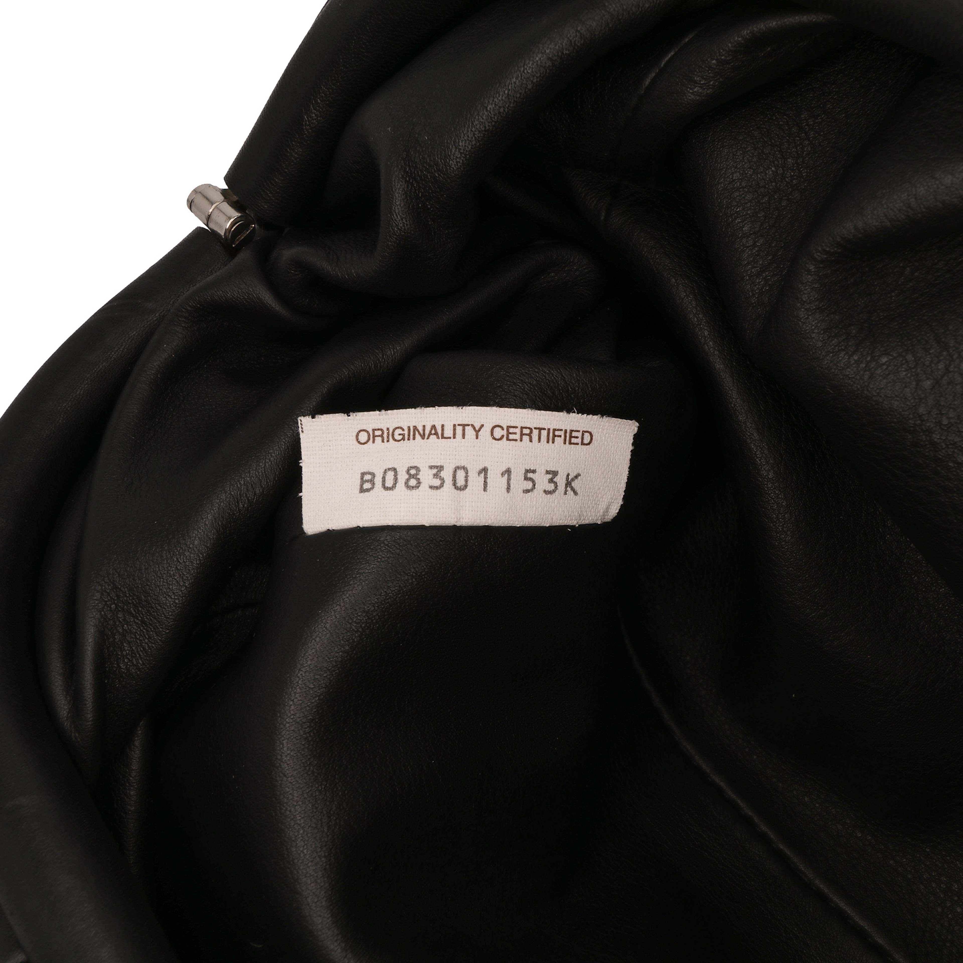 Bottega Veneta Lambskin The Mini Pouch, från Luxclusif, i färgen black. Klicka för att öppna bilden i stort format