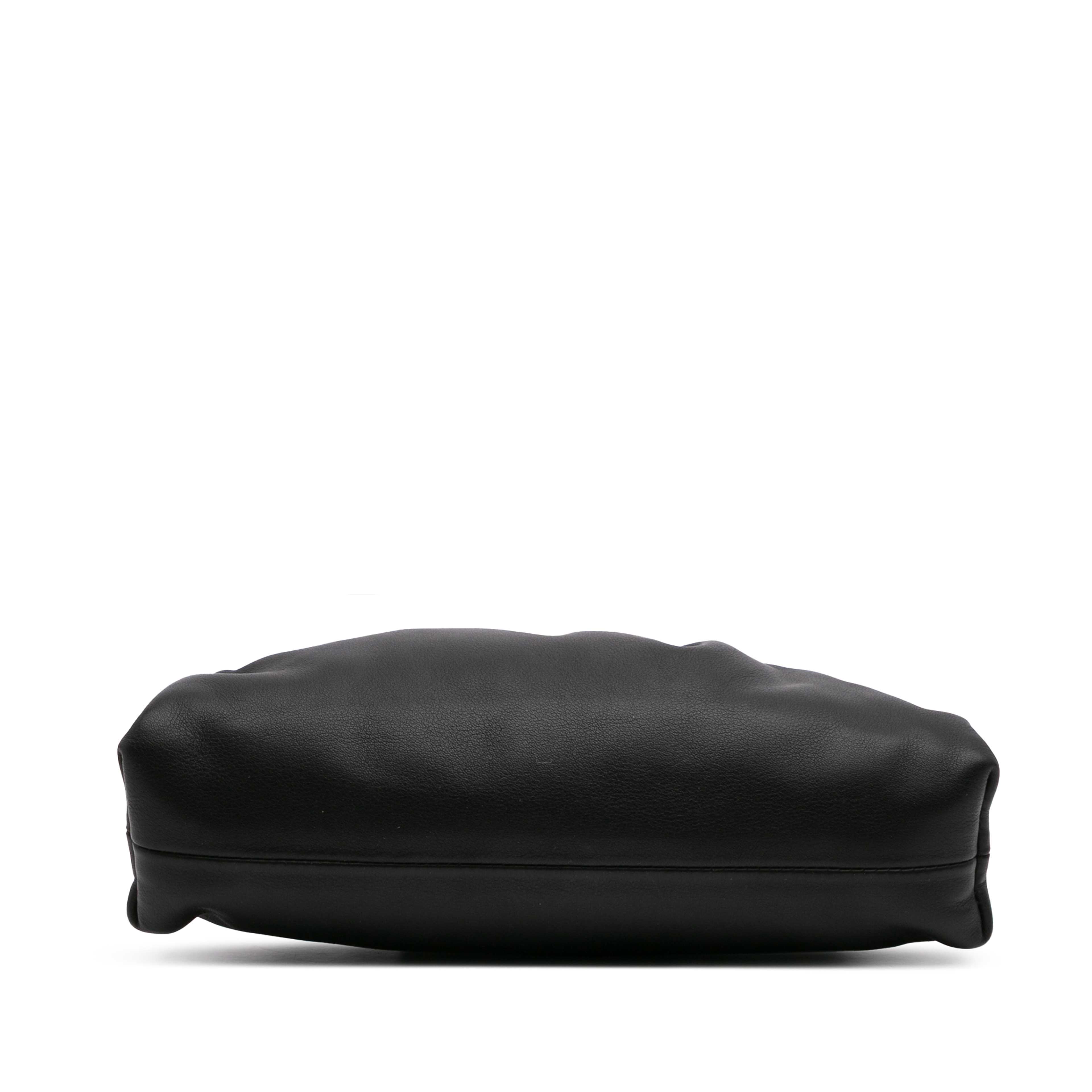 Bottega Veneta Lambskin The Mini Pouch, från Luxclusif, i färgen black. Klicka för att öppna bilden i stort format