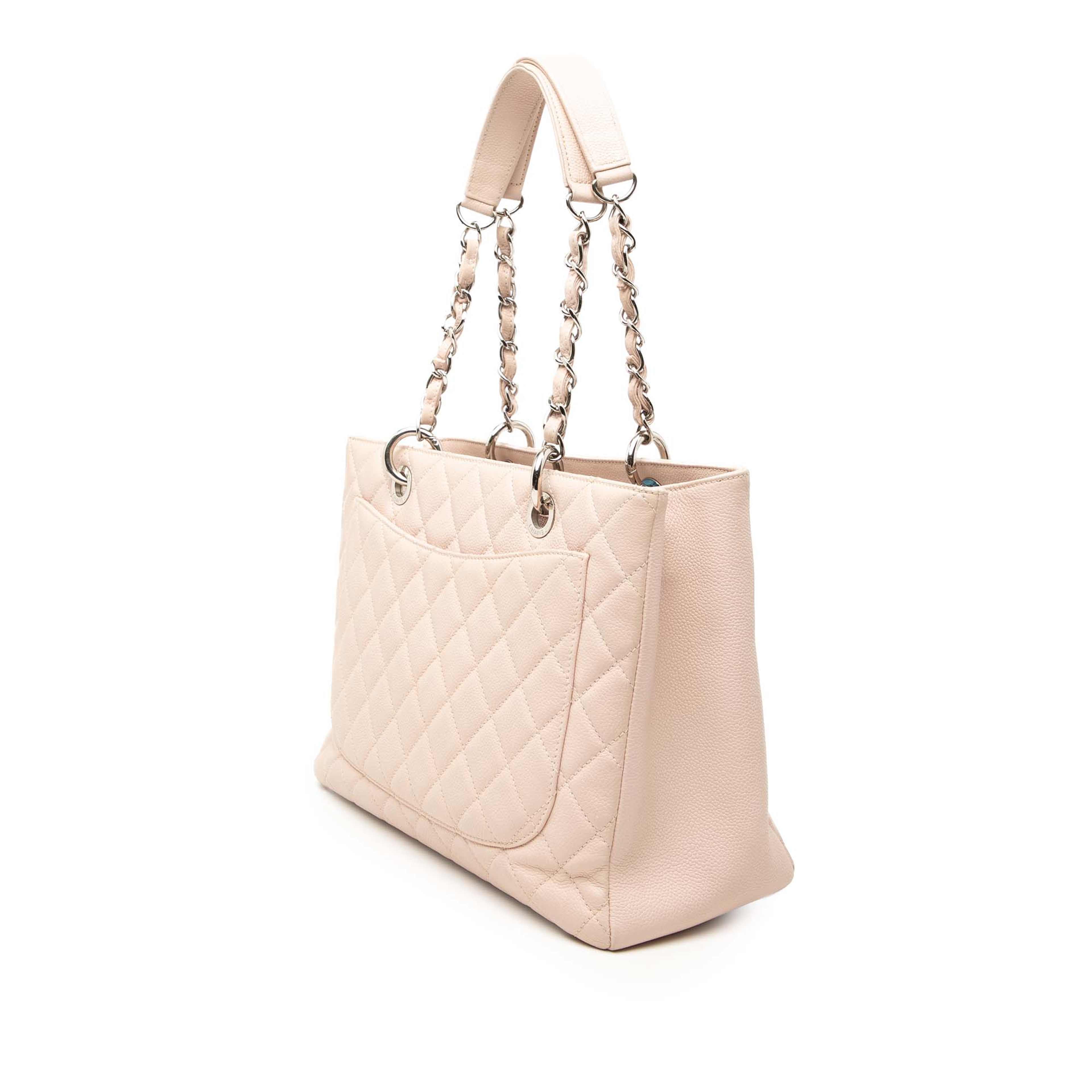 Chanel Caviar Grand Shopping Tote, från Luxclusif, i färgen rosa. Klicka för att öppna bilden i stort format