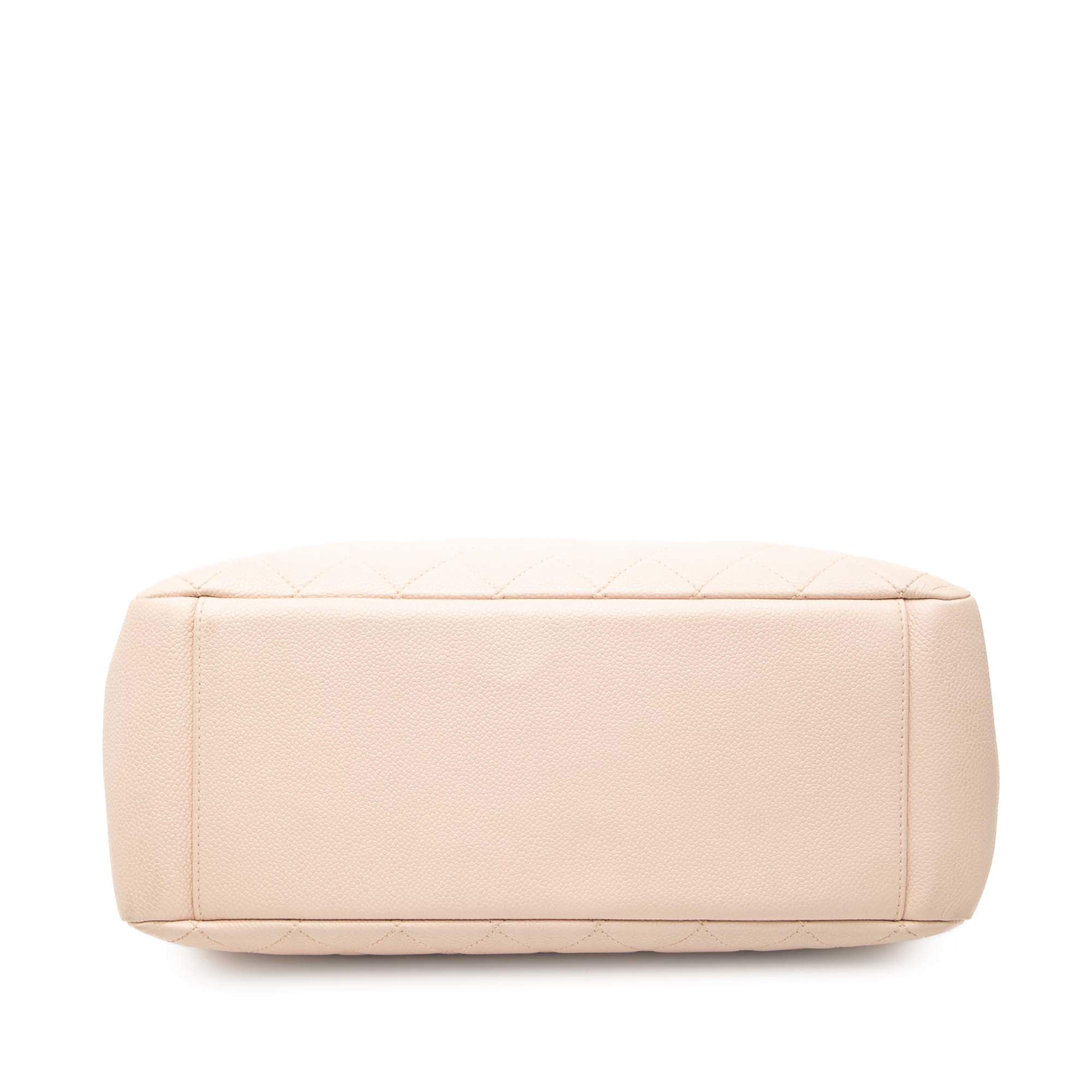 Chanel Caviar Grand Shopping Tote, från Luxclusif, i färgen rosa. Klicka för att öppna bilden i stort format