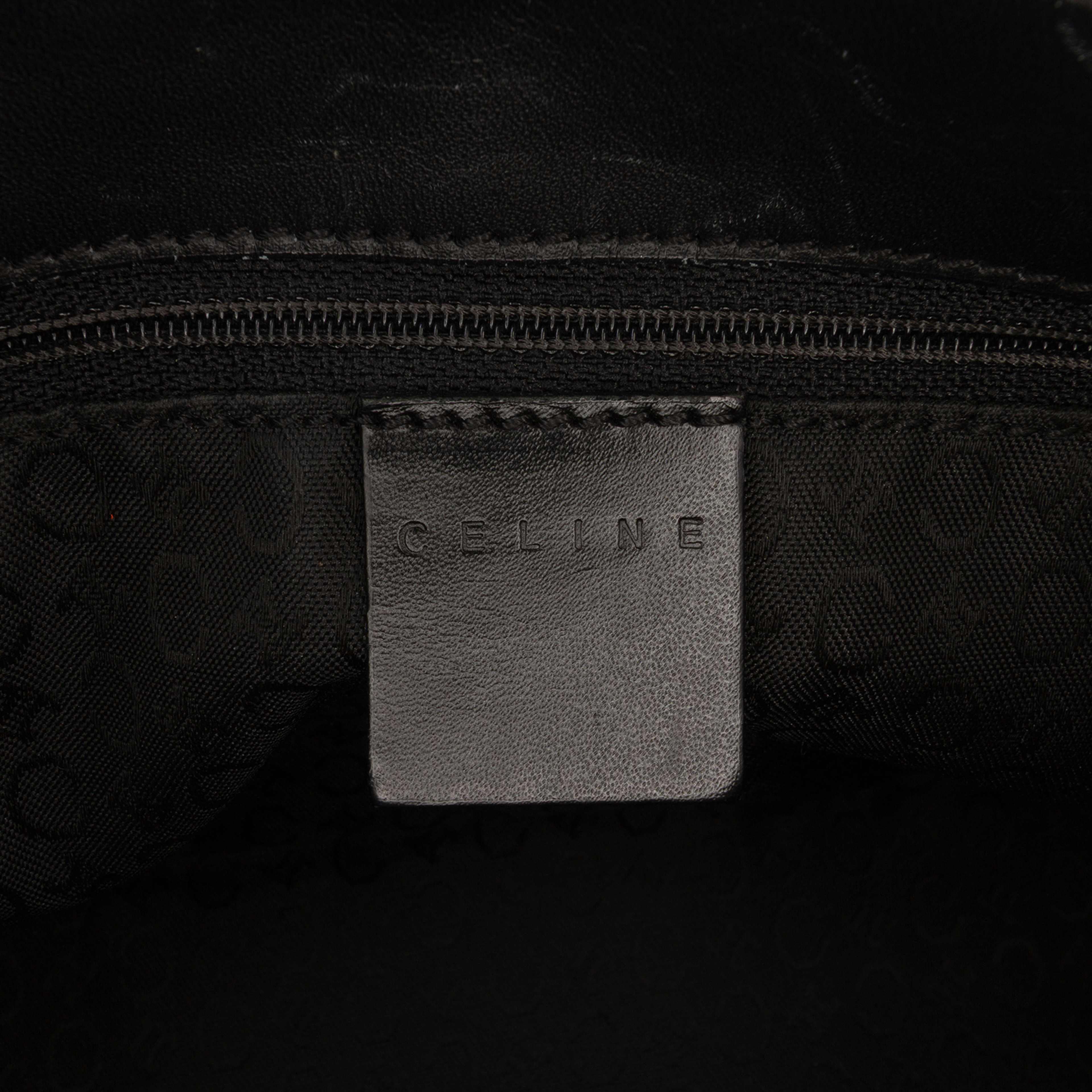 Celine C Macadam Canvas Shoulder Bag, från Luxclusif, i färgen black. Klicka för att öppna bilden i stort format