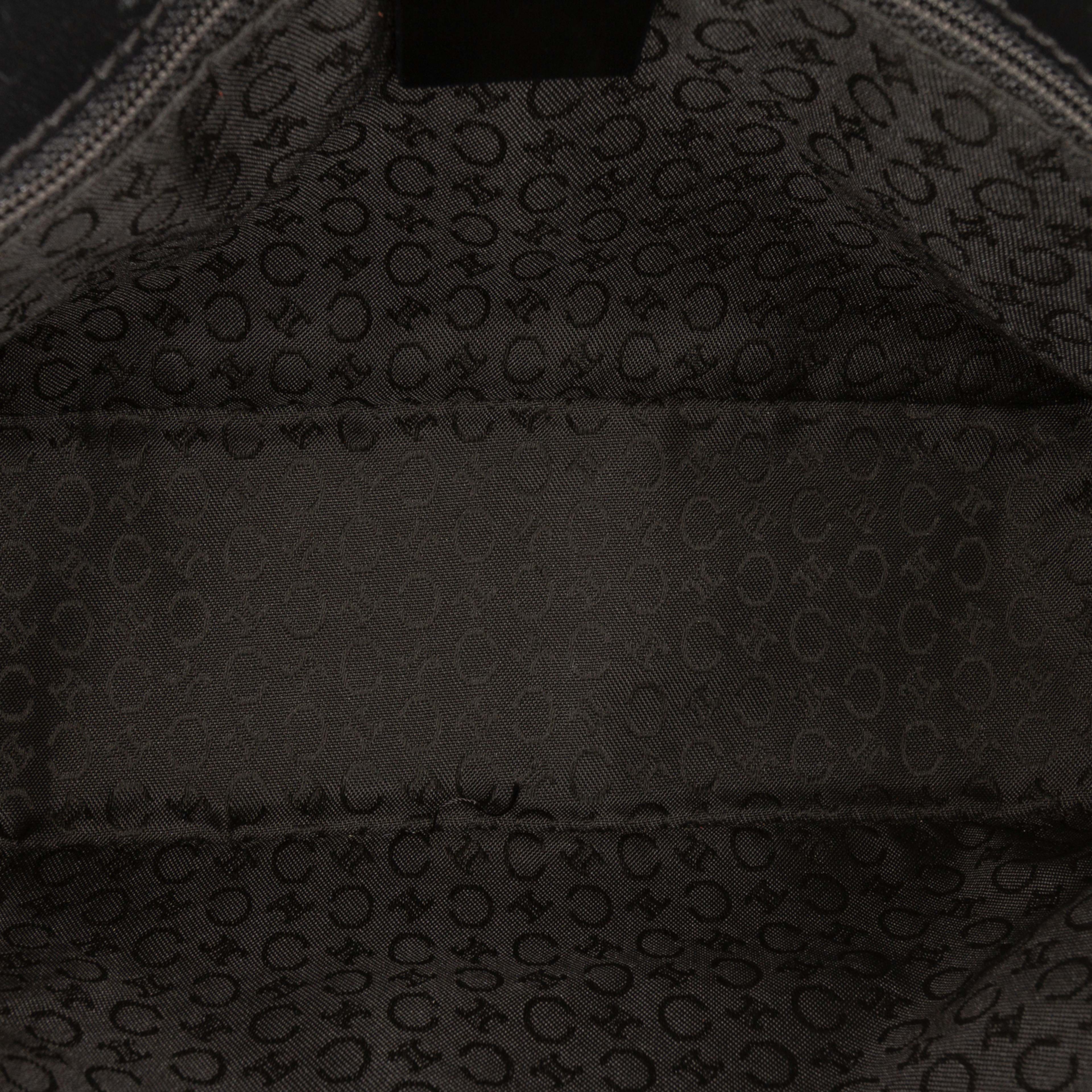 Celine C Macadam Canvas Shoulder Bag, från Luxclusif, i färgen black. Klicka för att öppna bilden i stort format