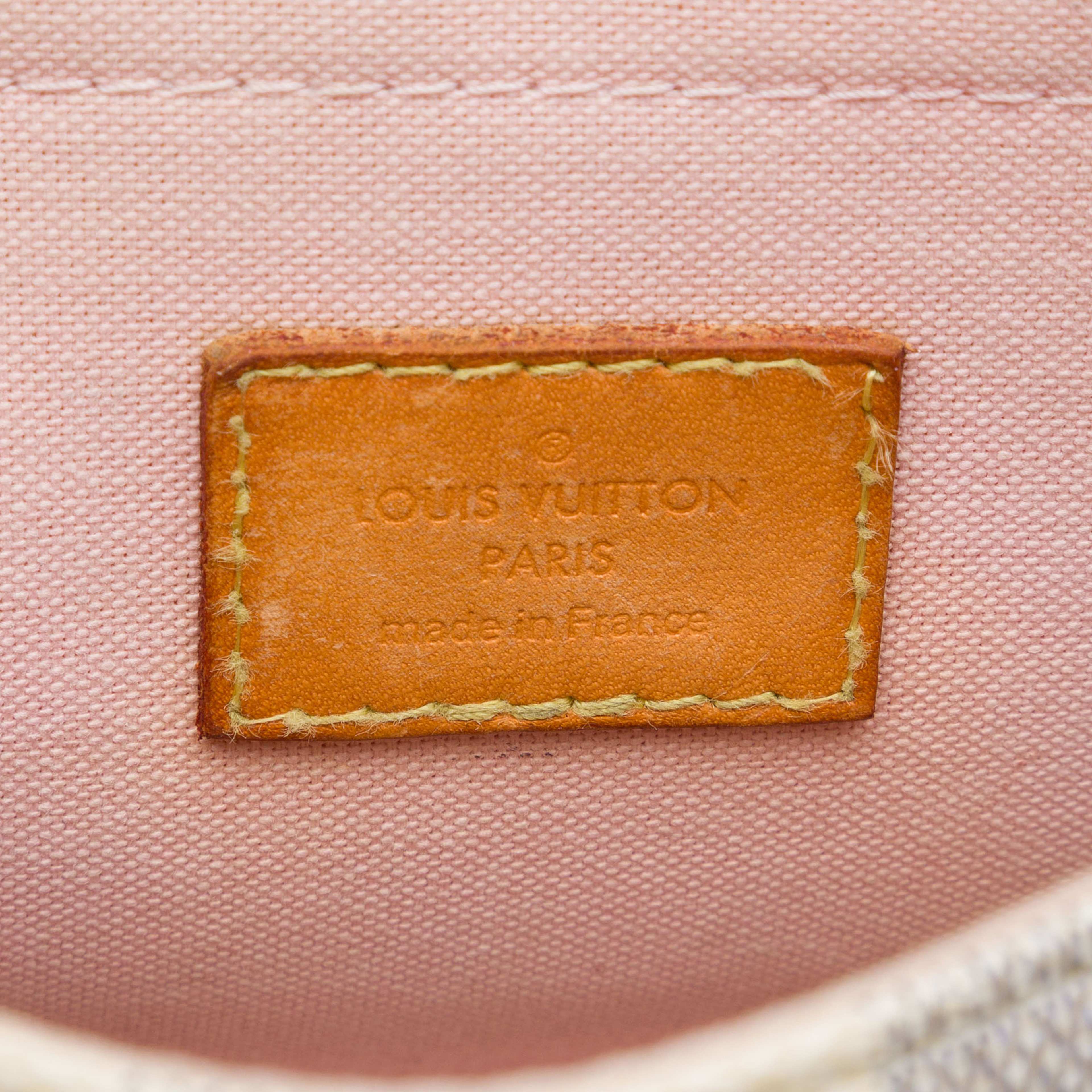 Louis Vuitton Damier Azur Croisette, från Luxclusif, i färgen vit. Klicka för att öppna bilden i stort format
