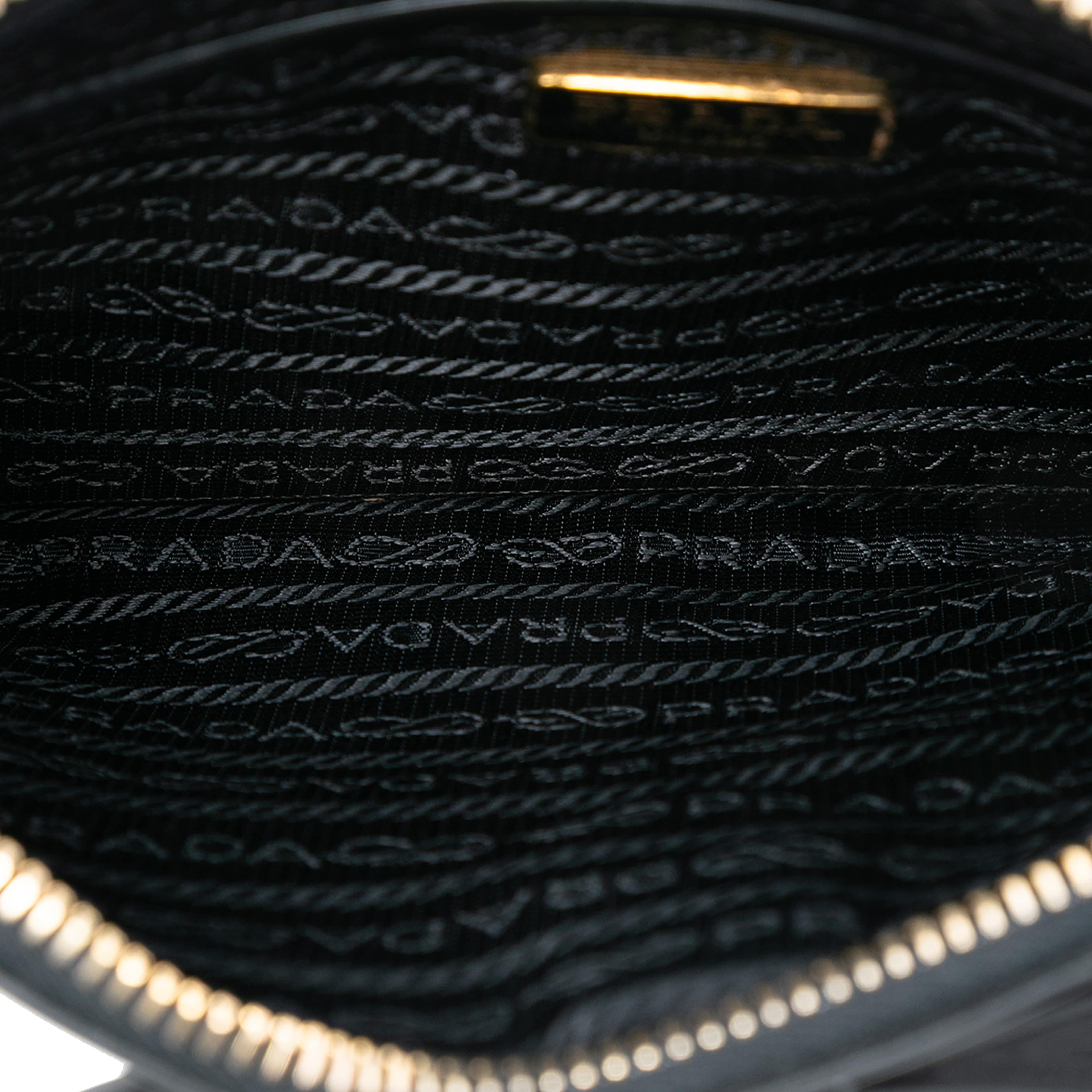 Prada Spazzolato Bow Pochette, från Luxclusif, i färgen black. Klicka för att öppna bilden i stort format