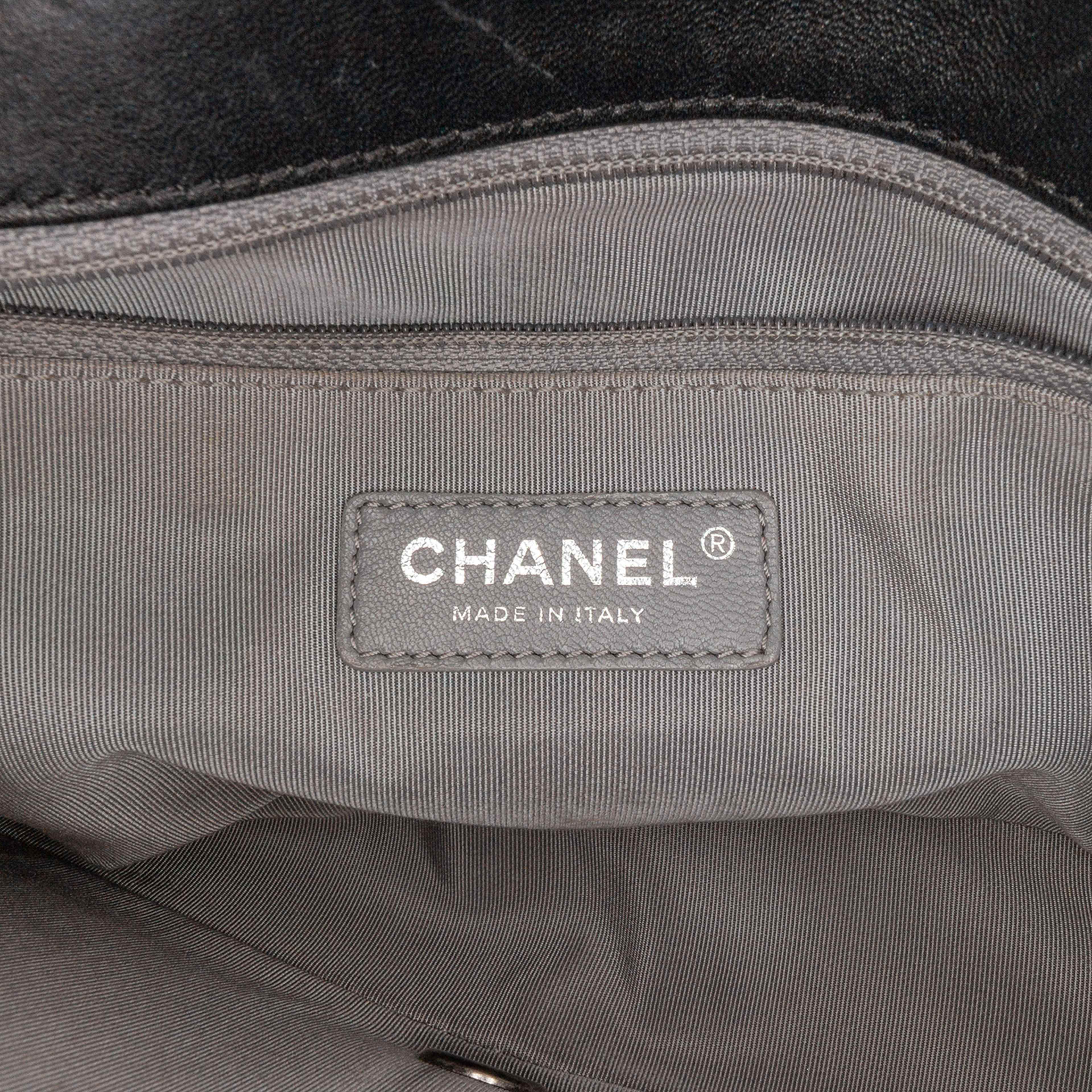 Chanel Medium Patent Coco Boy Flap, från Luxclusif, i färgen black. Klicka för att öppna bilden i stort format