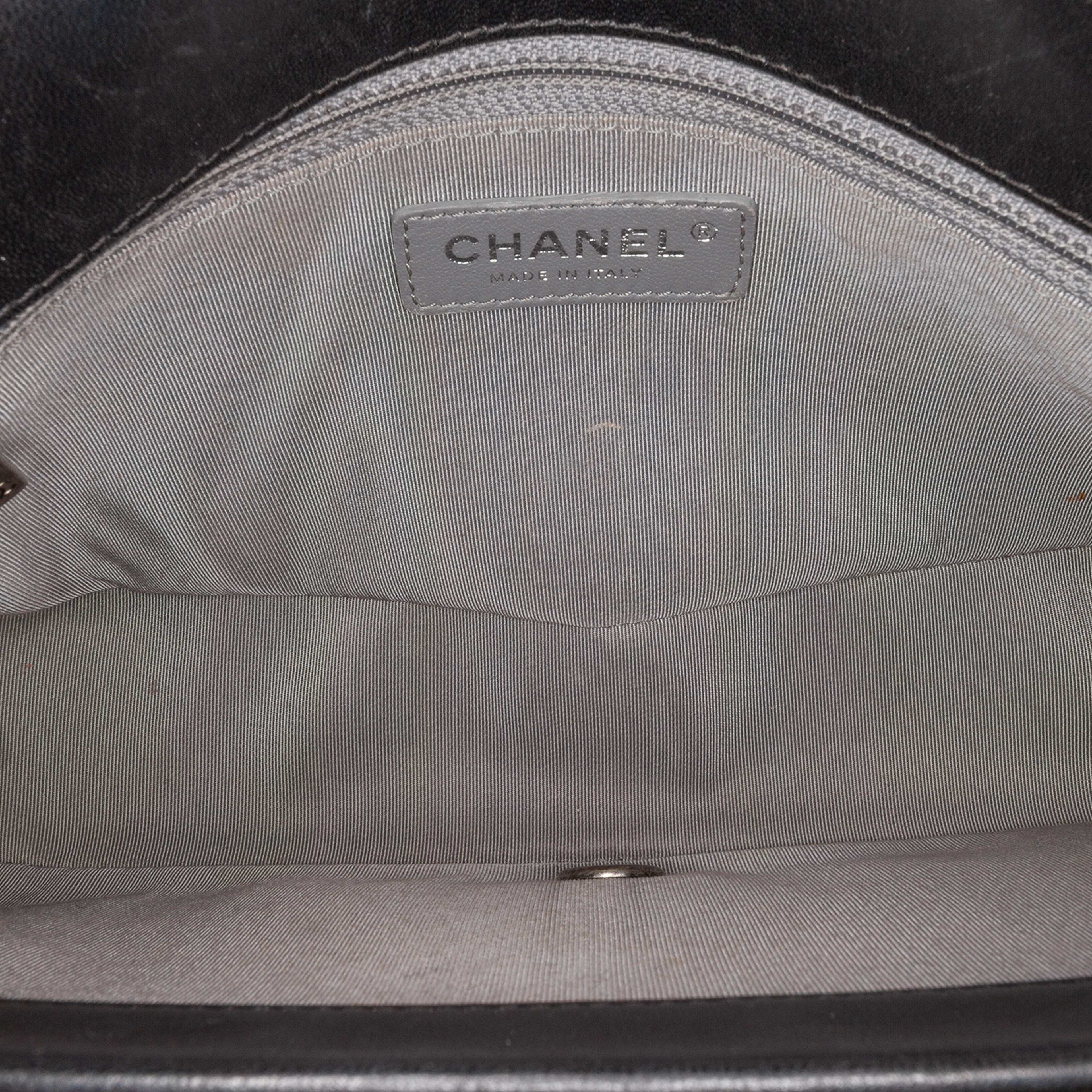 Chanel Medium Patent Coco Boy Flap, från Luxclusif, i färgen black. Klicka för att öppna bilden i stort format