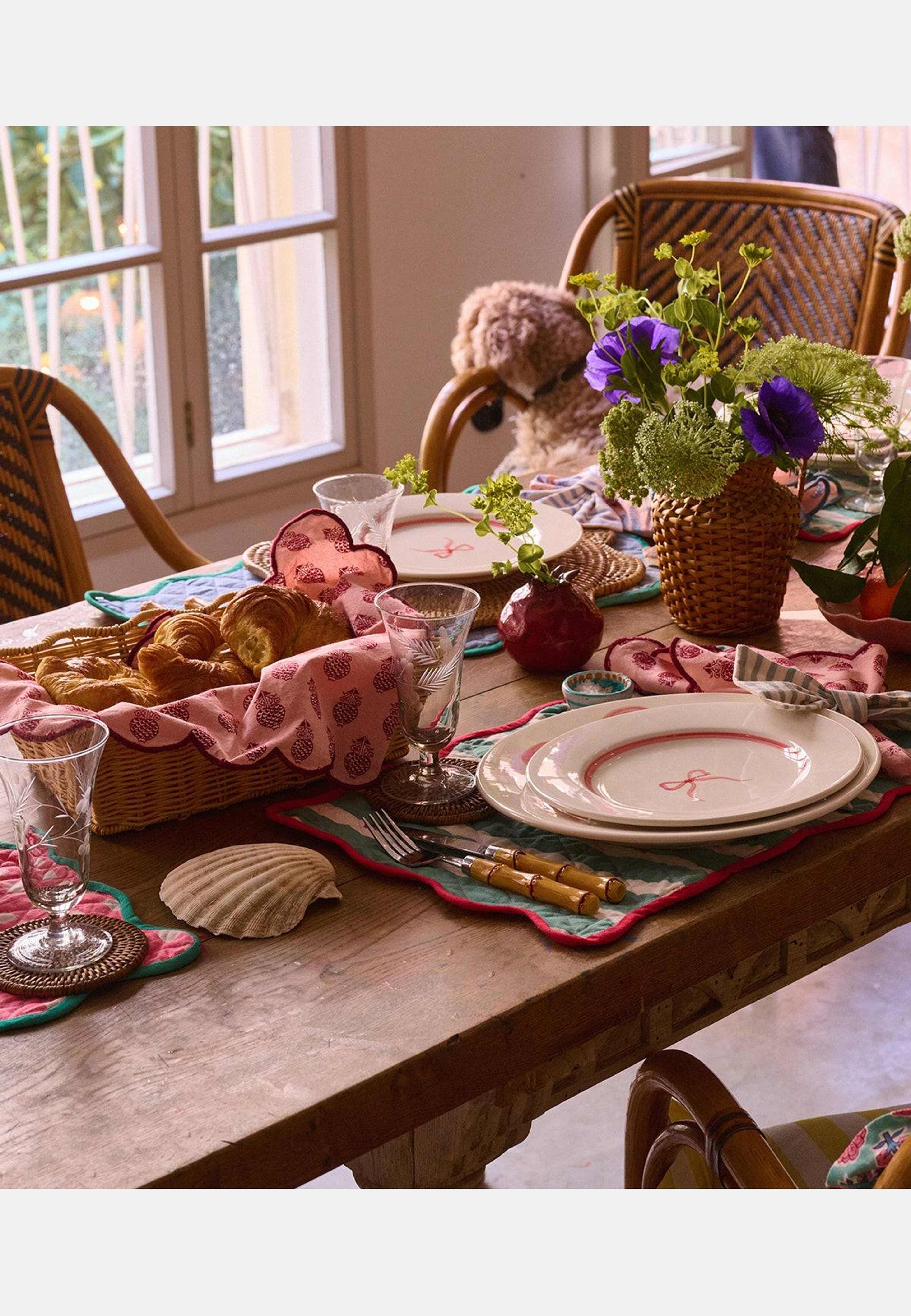 Bow Assiett - 22 Cm, från Pick A Poppy, i färgen pink. Klicka för att öppna bilden i stort format