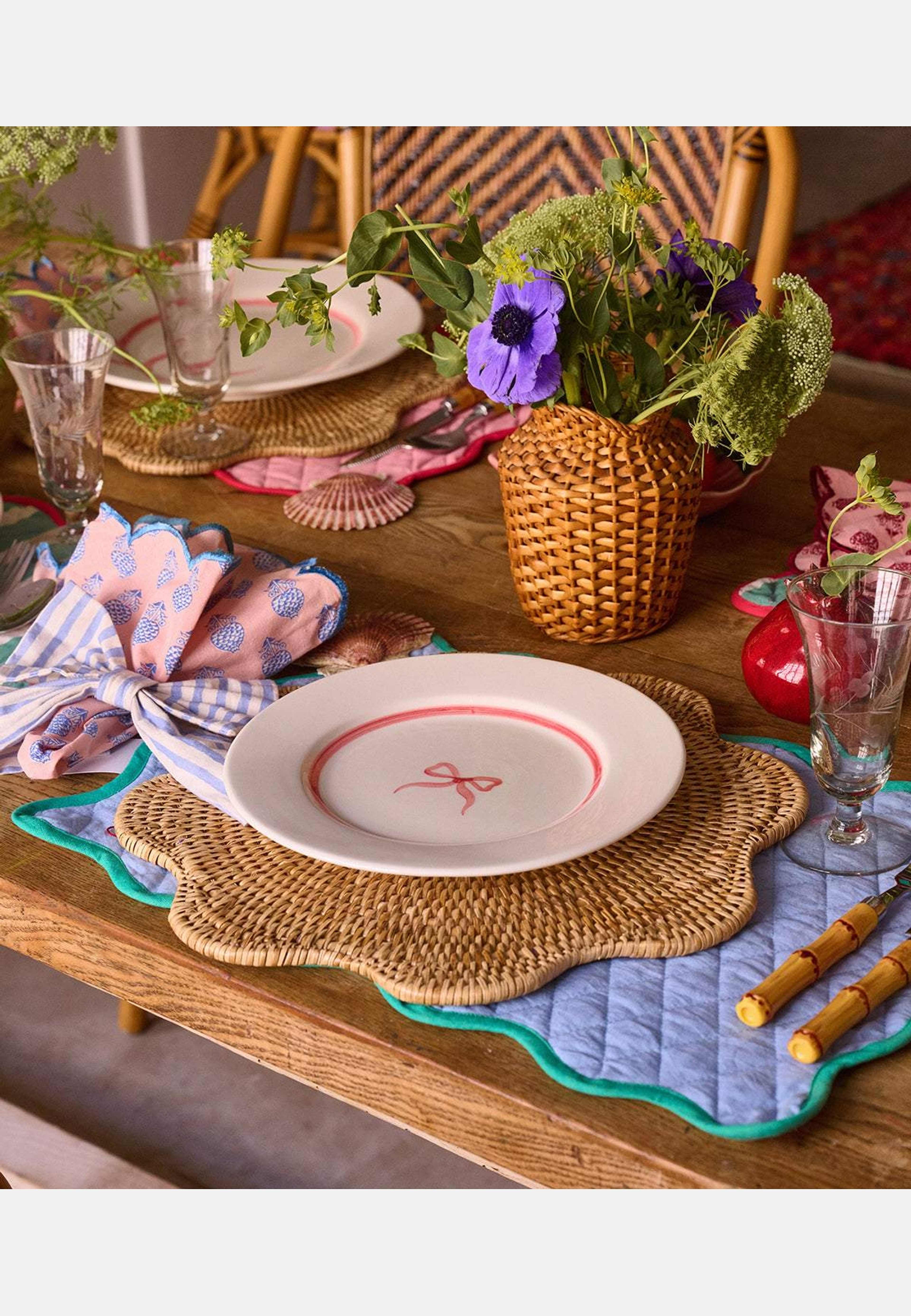 Bow Assiett - 22 Cm, från Pick A Poppy, i färgen pink. Klicka för att öppna bilden i stort format