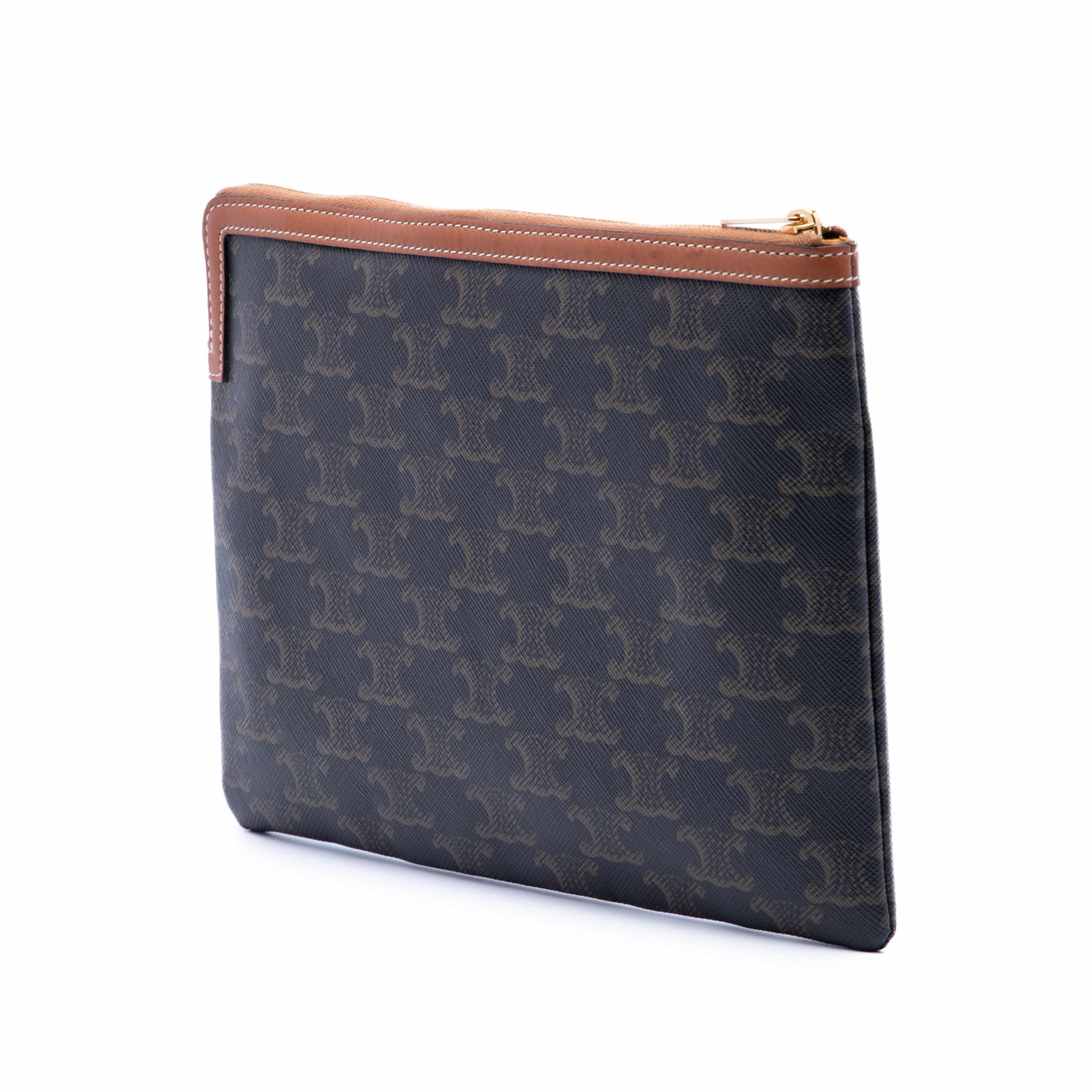 Celine Small Triomphe Coated Canvas Clutch, från Luxclusif, i färgen dark brown. Klicka för att öppna bilden i stort format
