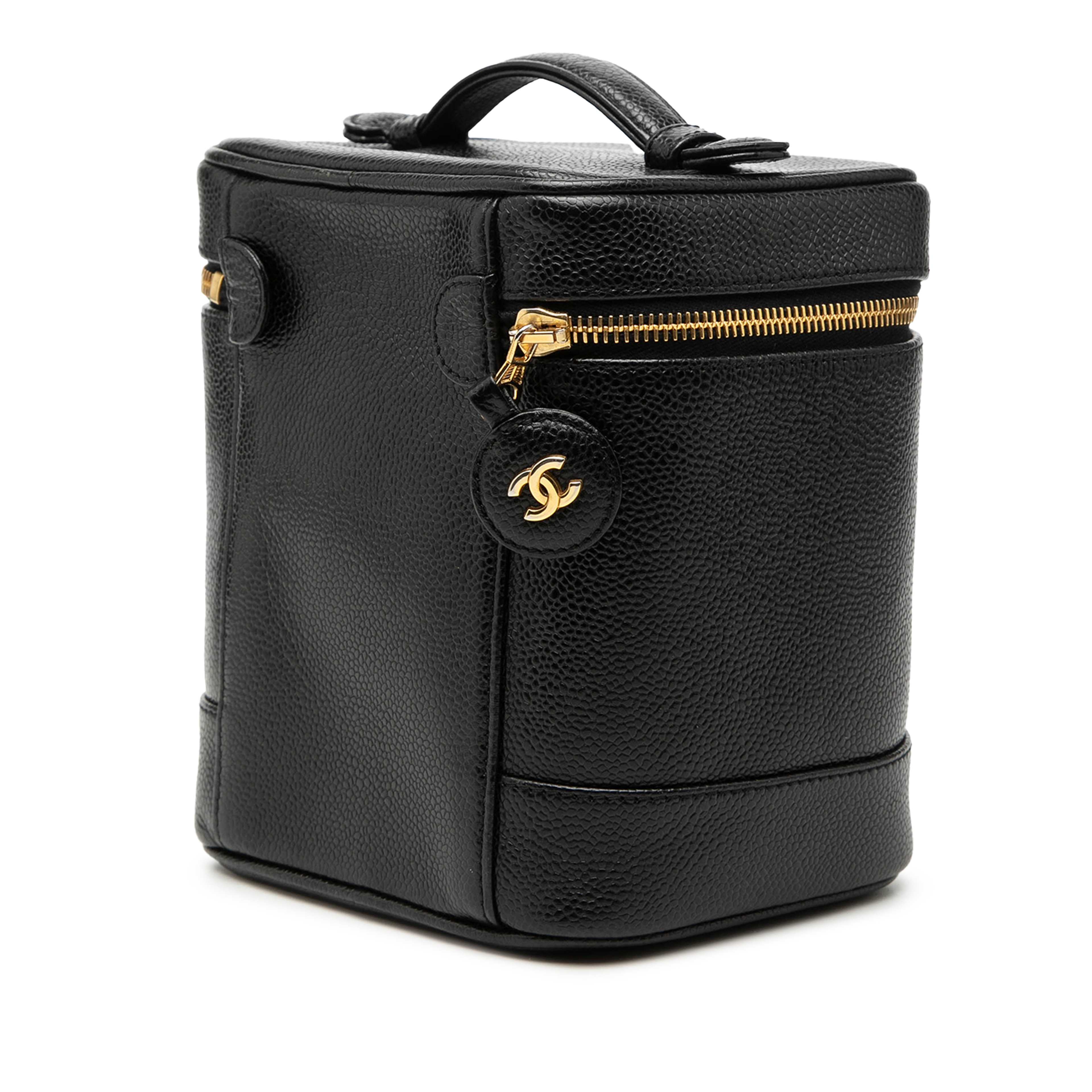Chanel Cc Caviar Vanity Case, från Luxclusif, i färgen svart. Klicka för att öppna bilden i stort format