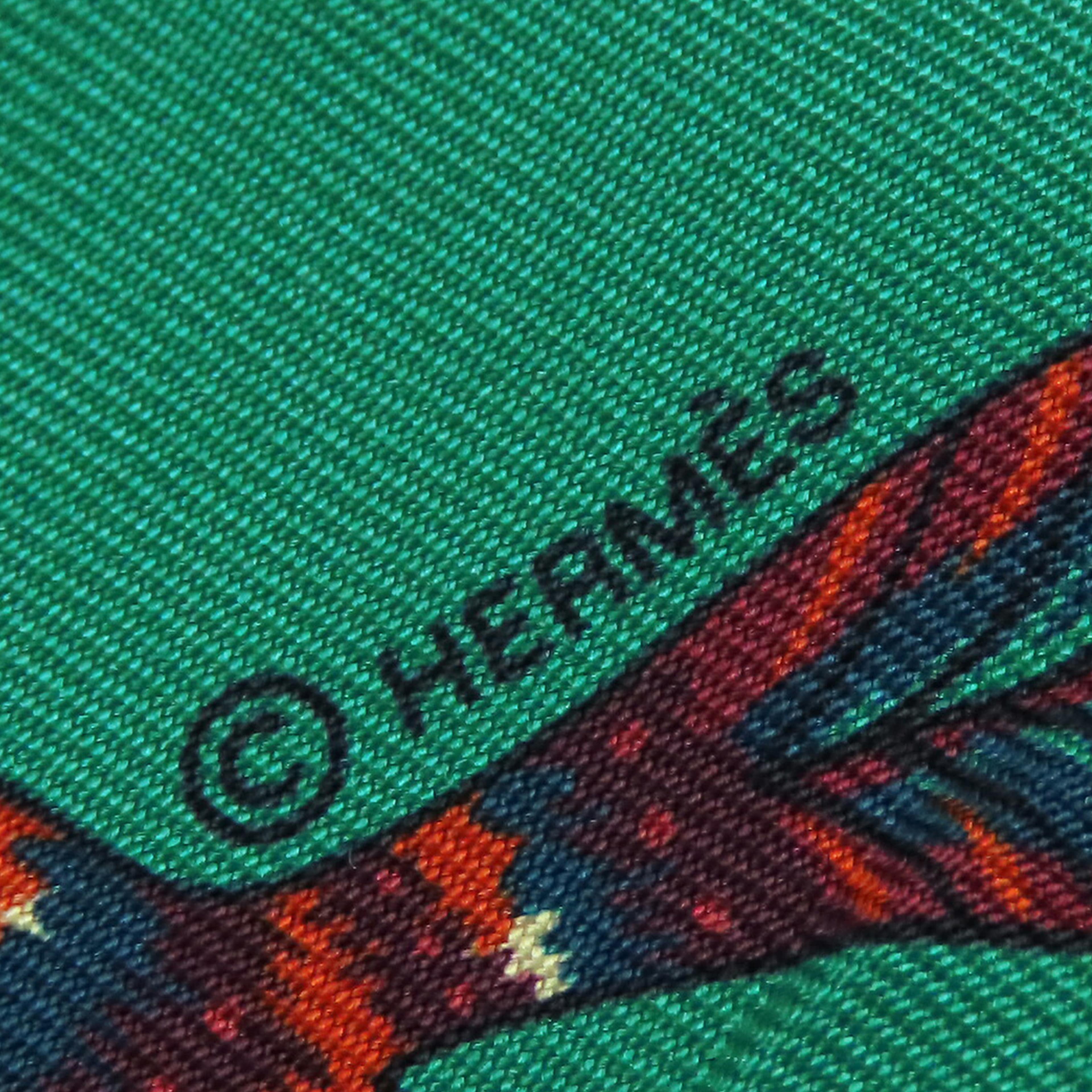 Hermès The Savana Dance Silk Twilly Scarf, från Luxclusif, i färgen green. Klicka för att öppna bilden i stort format