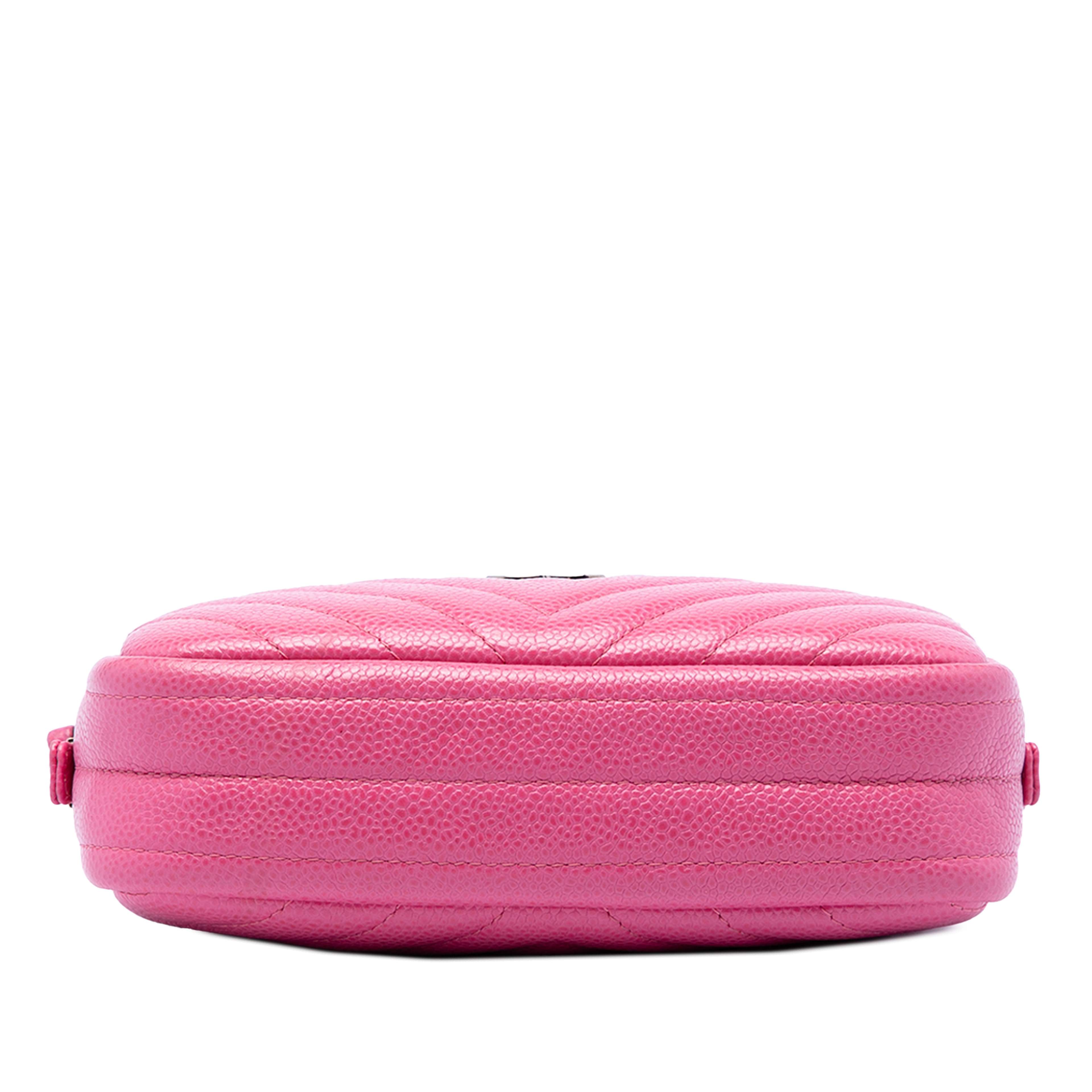 Chanel Cc Chevron Caviar Camera Bag, från Luxclusif, i färgen pink. Klicka för att öppna bilden i stort format