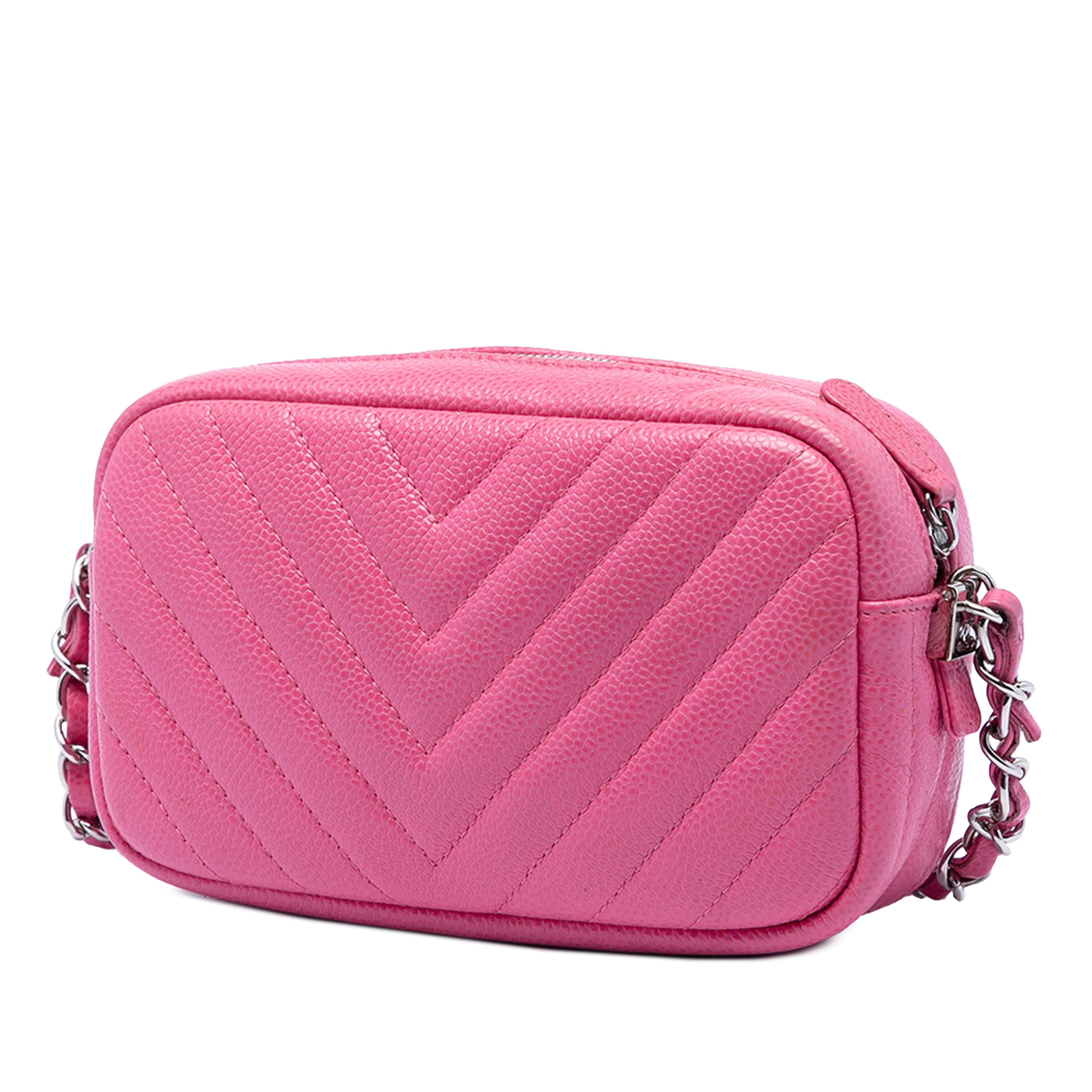 Chanel Cc Chevron Caviar Camera Bag, från Luxclusif, i färgen pink. Klicka för att öppna bilden i stort format