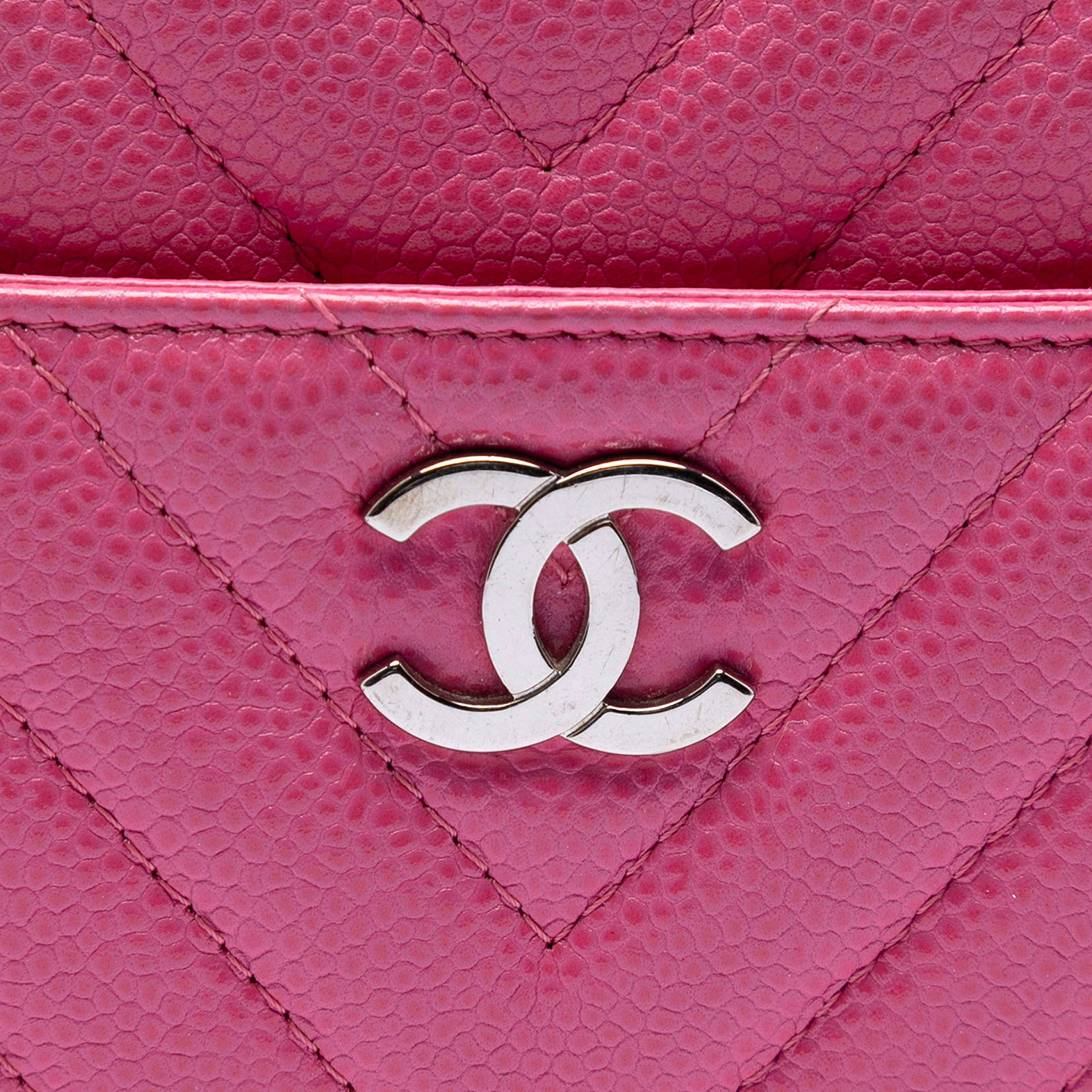 Chanel Cc Chevron Caviar Camera Bag, från Luxclusif, i färgen pink. Klicka för att öppna bilden i stort format