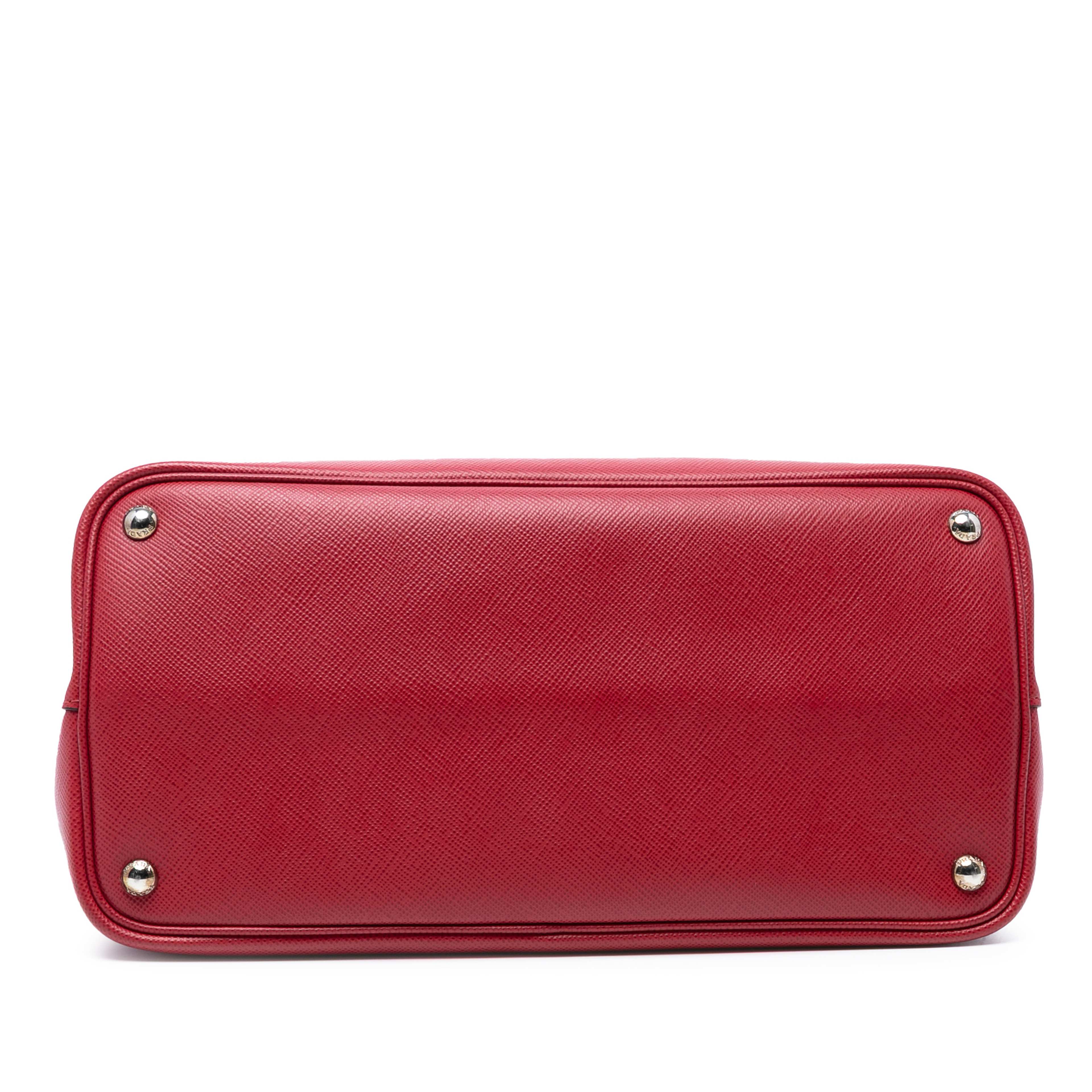 Prada Medium Saffiano Cuir Double Handle Satchel, från Luxclusif, i färgen red. Klicka för att öppna bilden i stort format