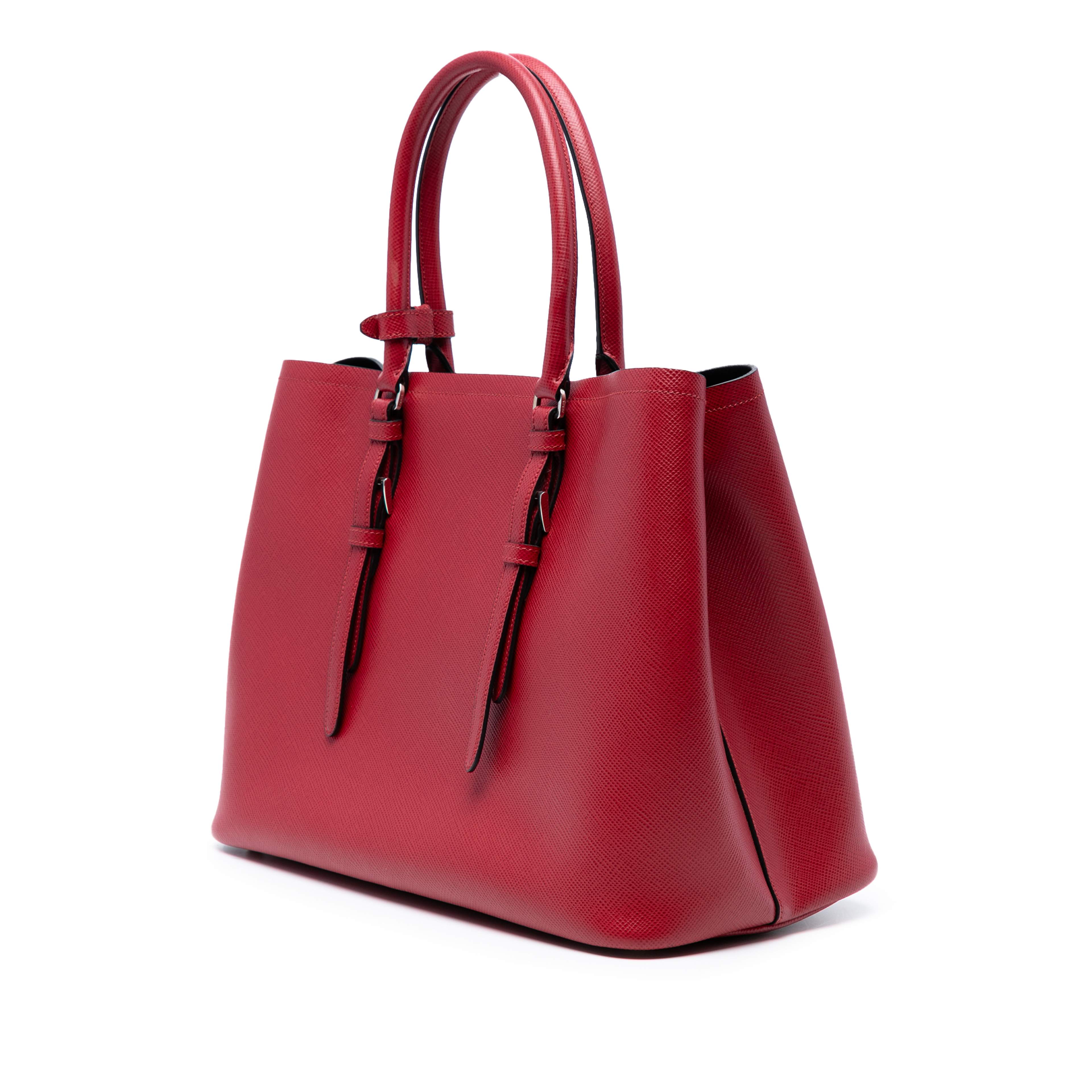 Prada Medium Saffiano Cuir Double Handle Satchel, från Luxclusif, i färgen röd. Klicka för att öppna bilden i stort format