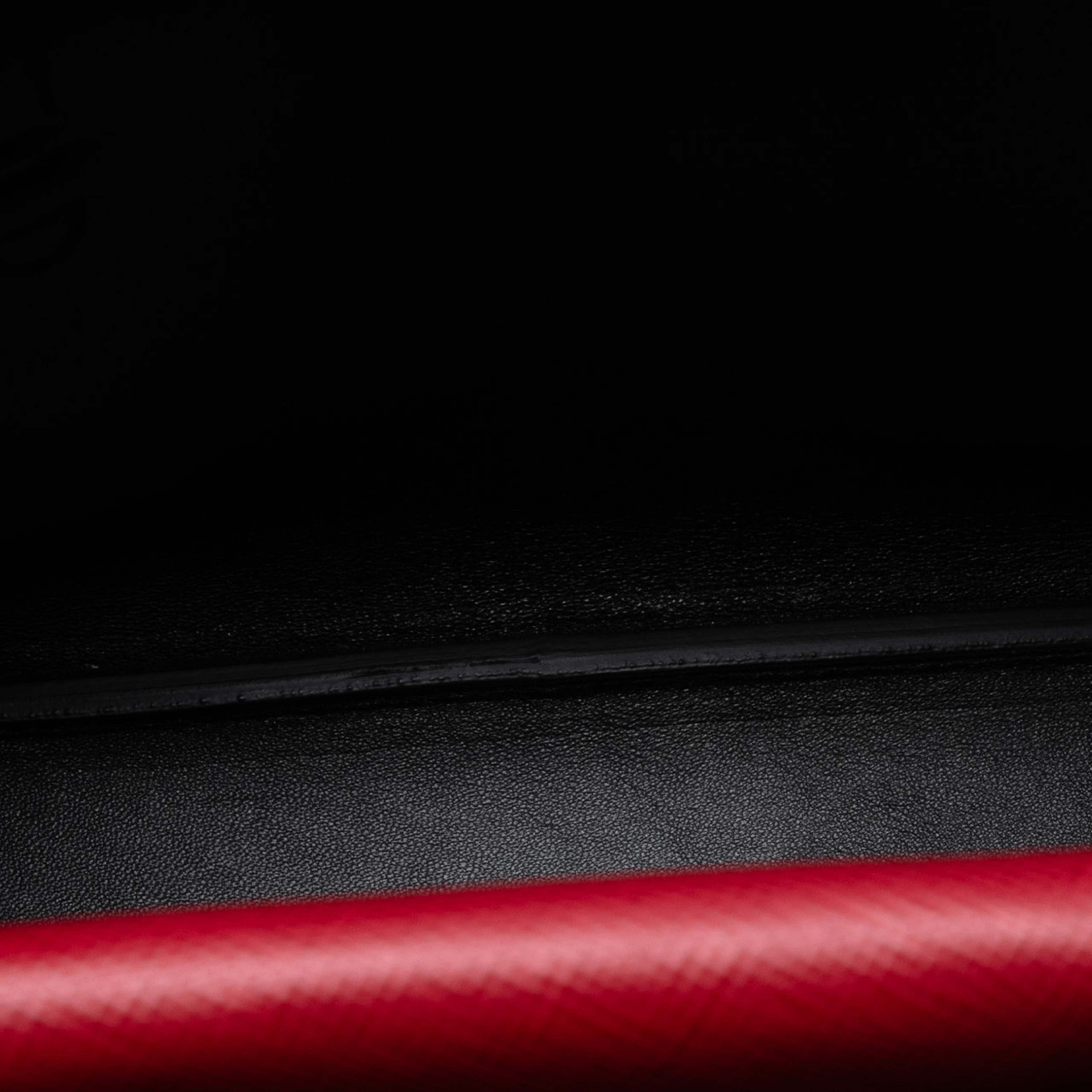 Prada Medium Saffiano Cuir Double Handle Satchel, från Luxclusif, i färgen red. Klicka för att öppna bilden i stort format