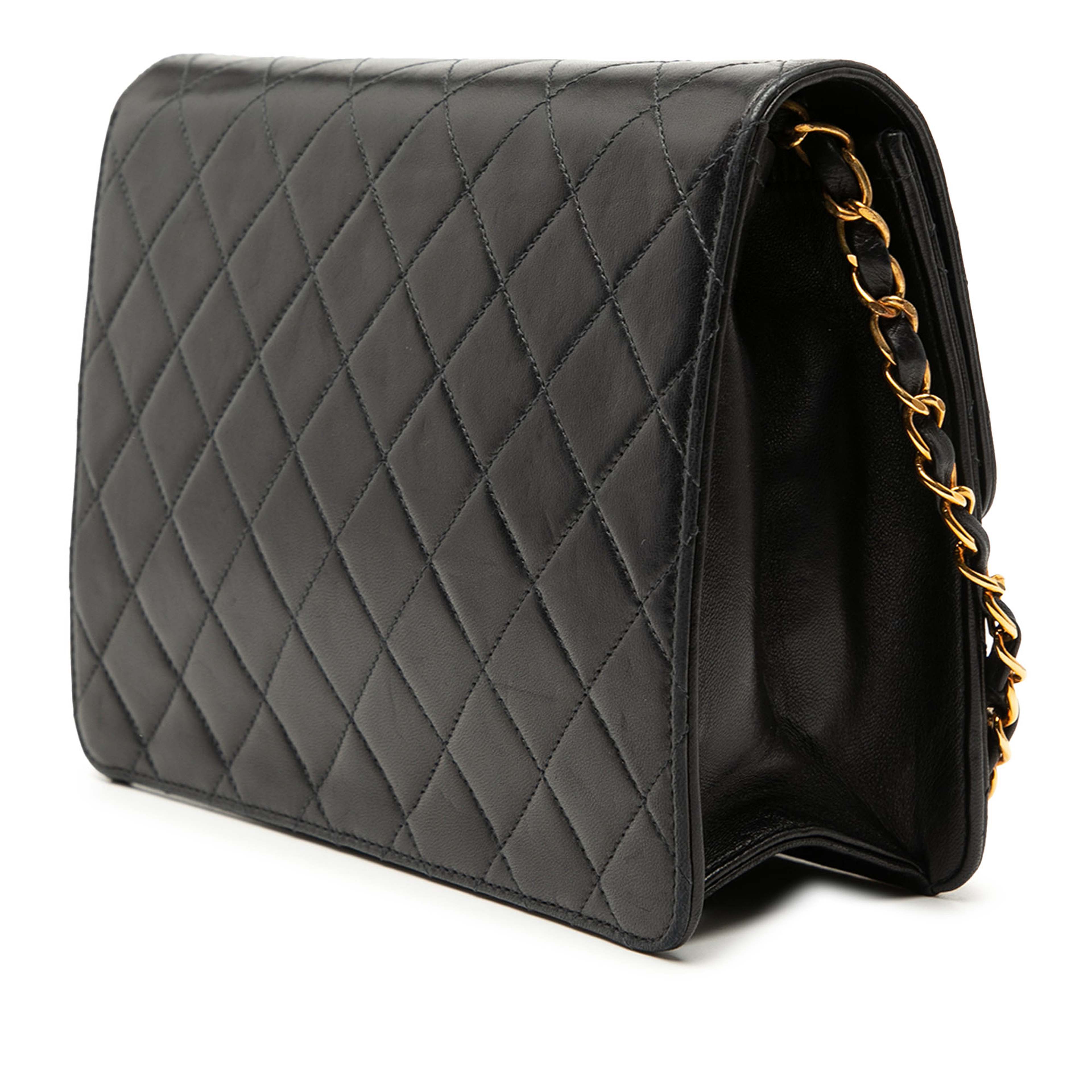 Chanel Small Cc Quilted Lambskin Single Flap, från Luxclusif, i färgen black. Klicka för att öppna bilden i stort format