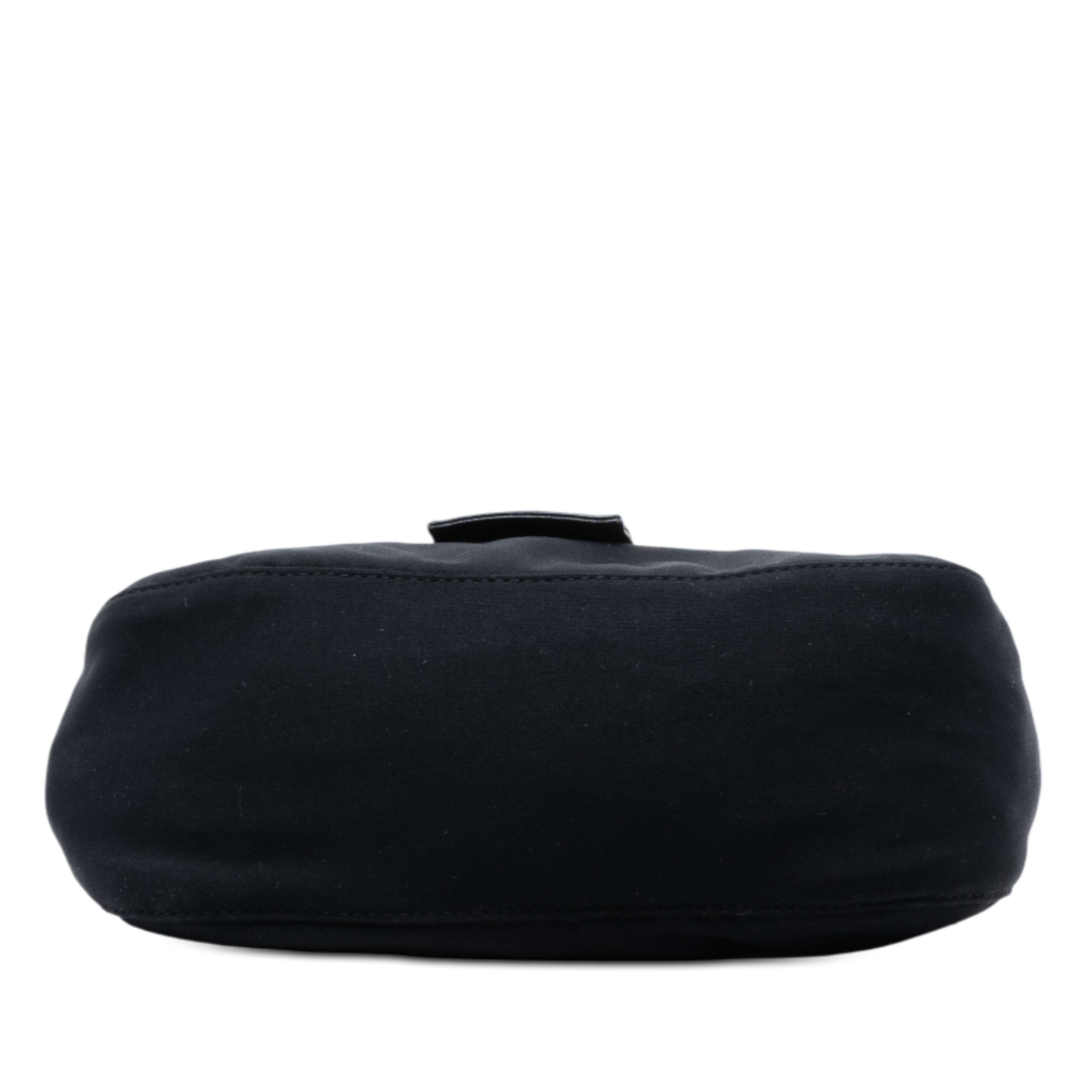 Fendi Nylon Shoulder Bag, från Luxclusif, i färgen black. Klicka för att öppna bilden i stort format