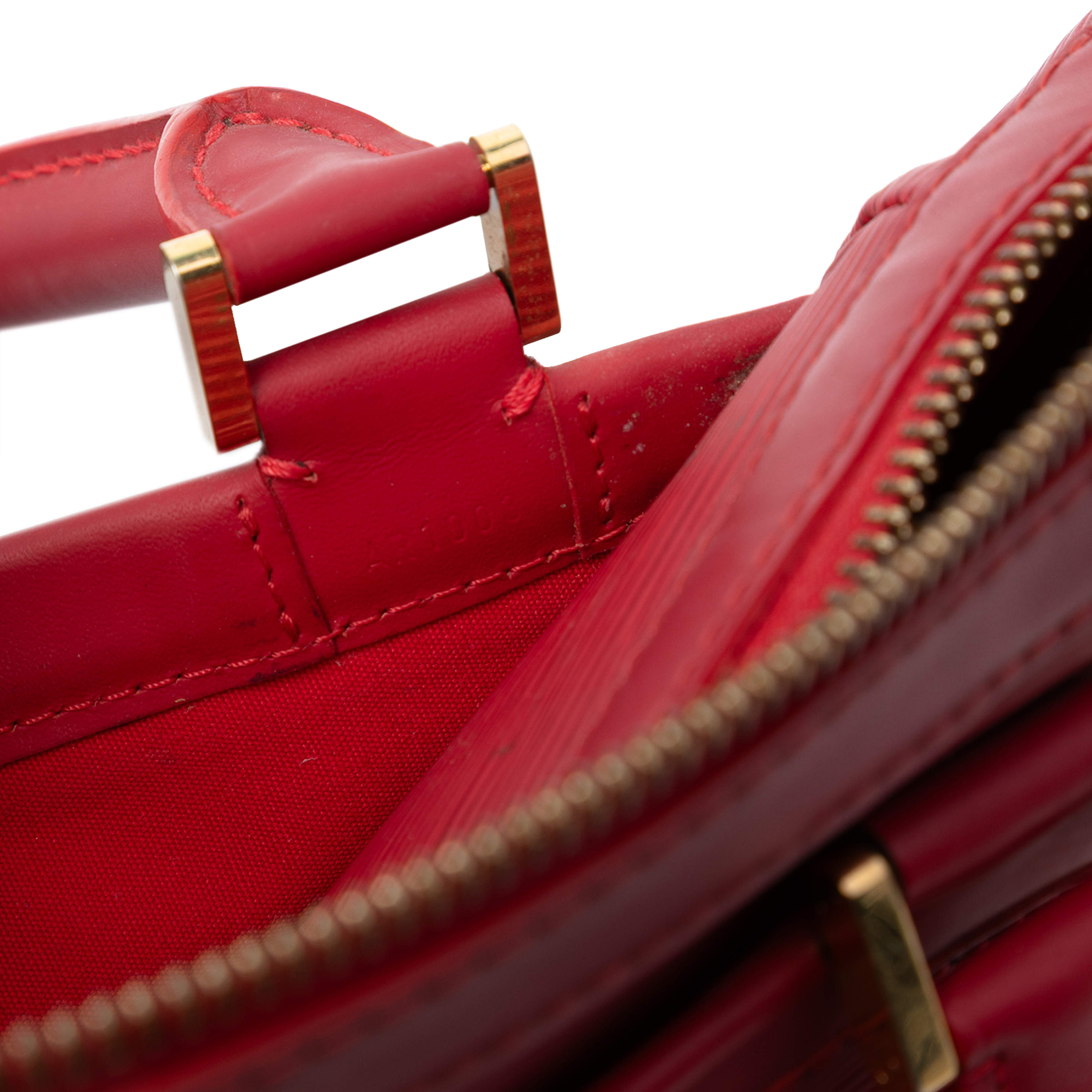 Louis Vuitton Epi Dhanura Pm, från Luxclusif, i färgen röd. Klicka för att öppna bilden i stort format