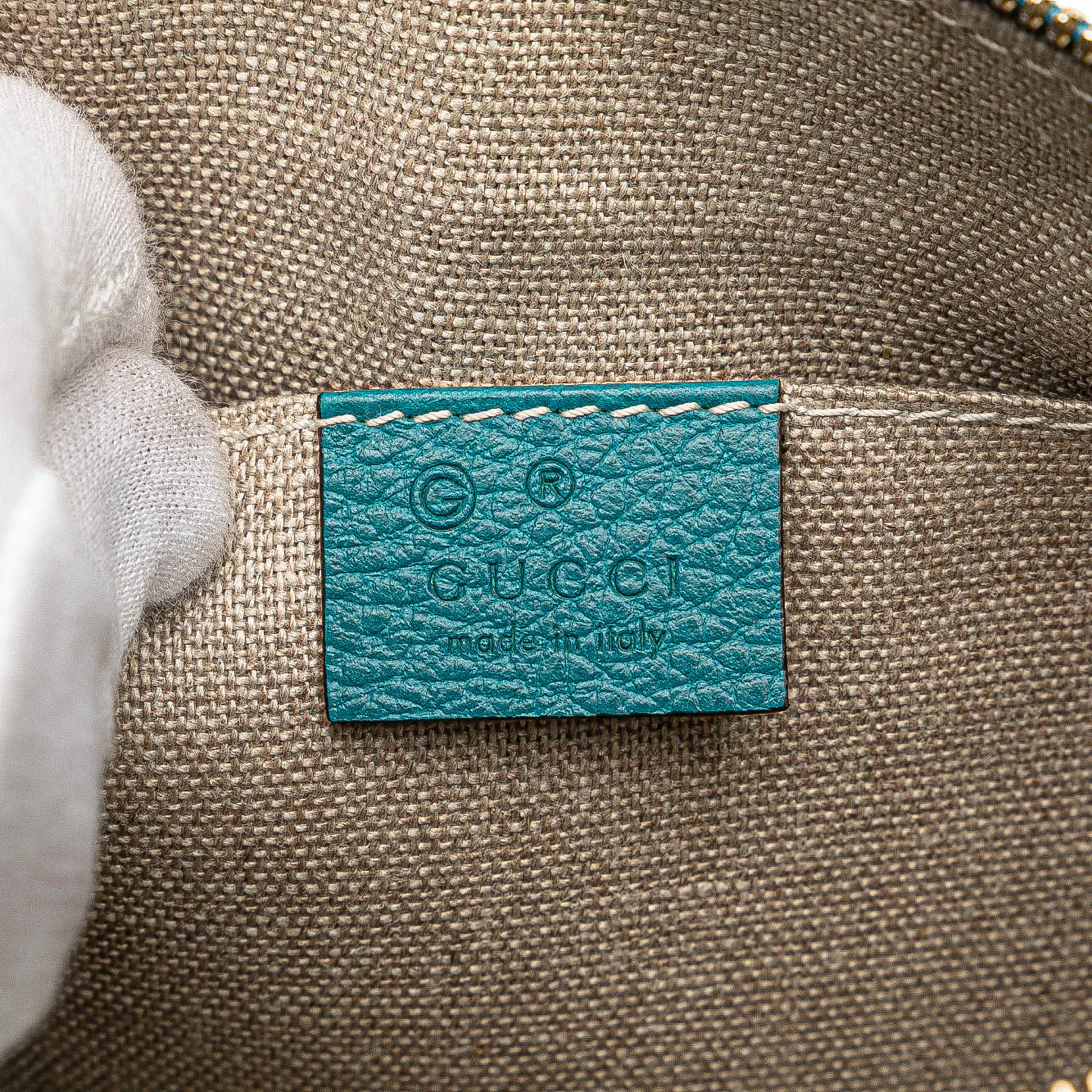 Gucci Calfskin Bamboo Clutch, från Luxclusif, i färgen blue. Klicka för att öppna bilden i stort format