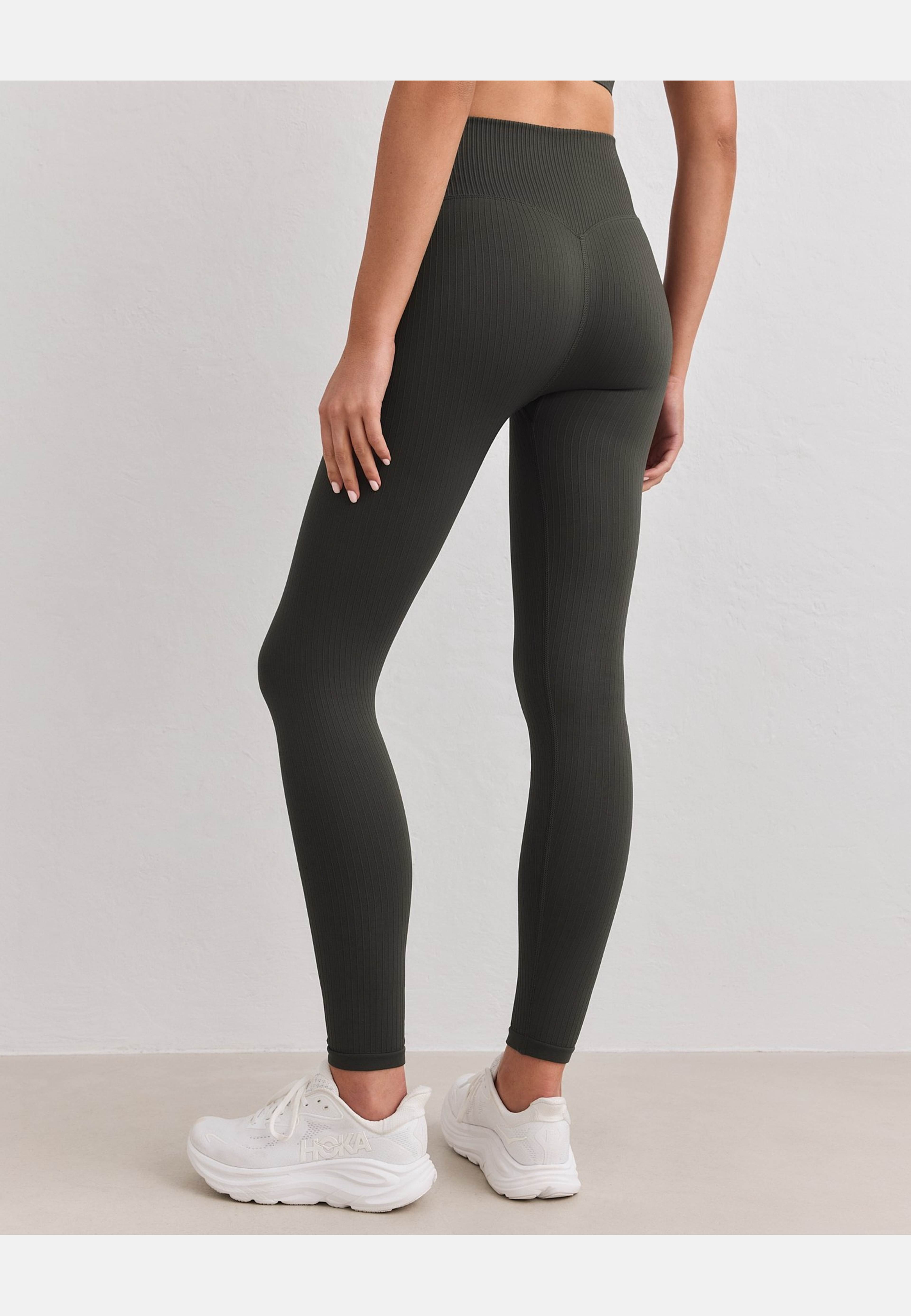 Ribbed Seamless Petite Tights, från aim'n, i färgen dark ivy. Klicka för att öppna bilden i stort format