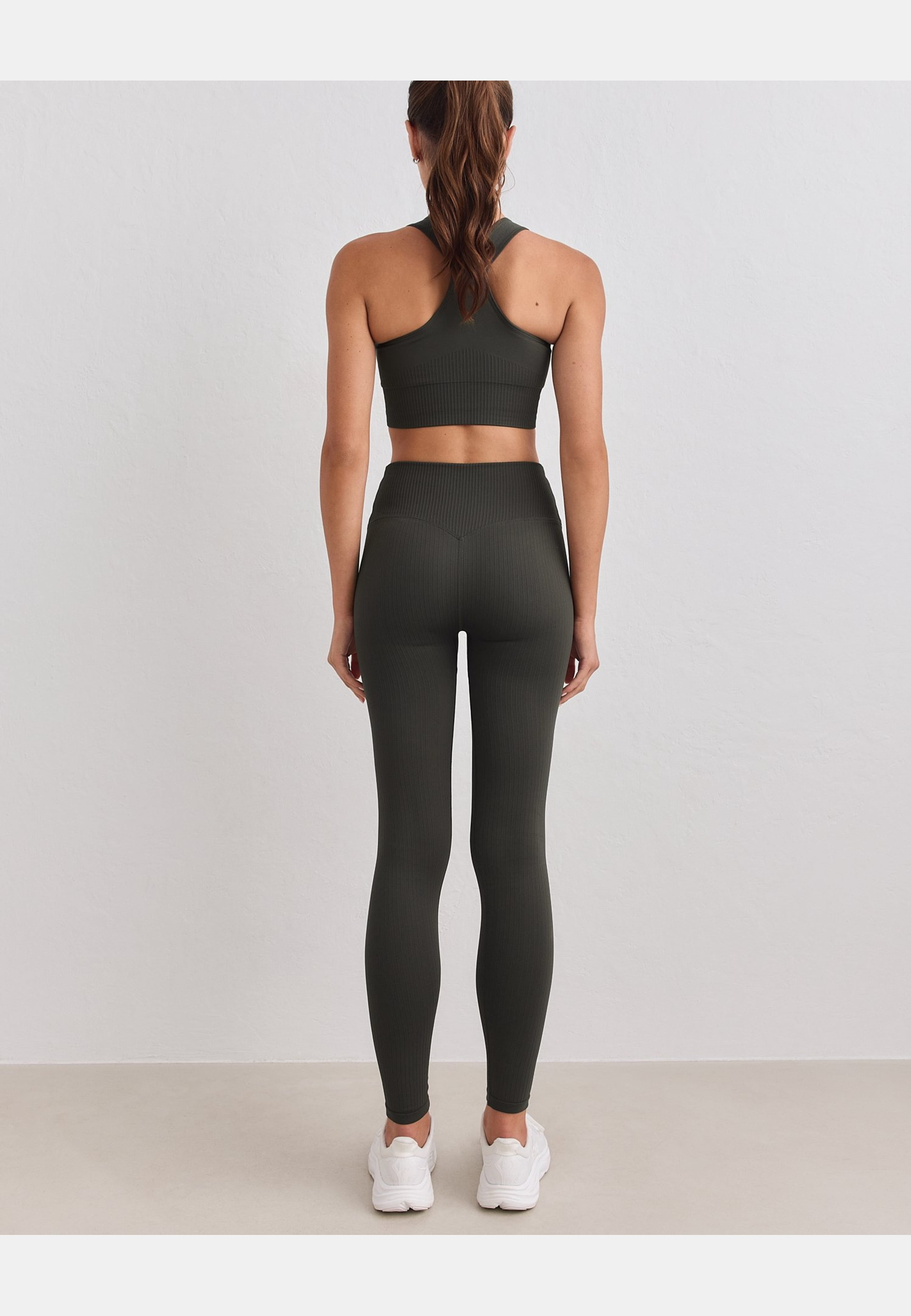 Ribbed Seamless Petite Tights, från aim'n, i färgen dark ivy. Klicka för att öppna bilden i stort format
