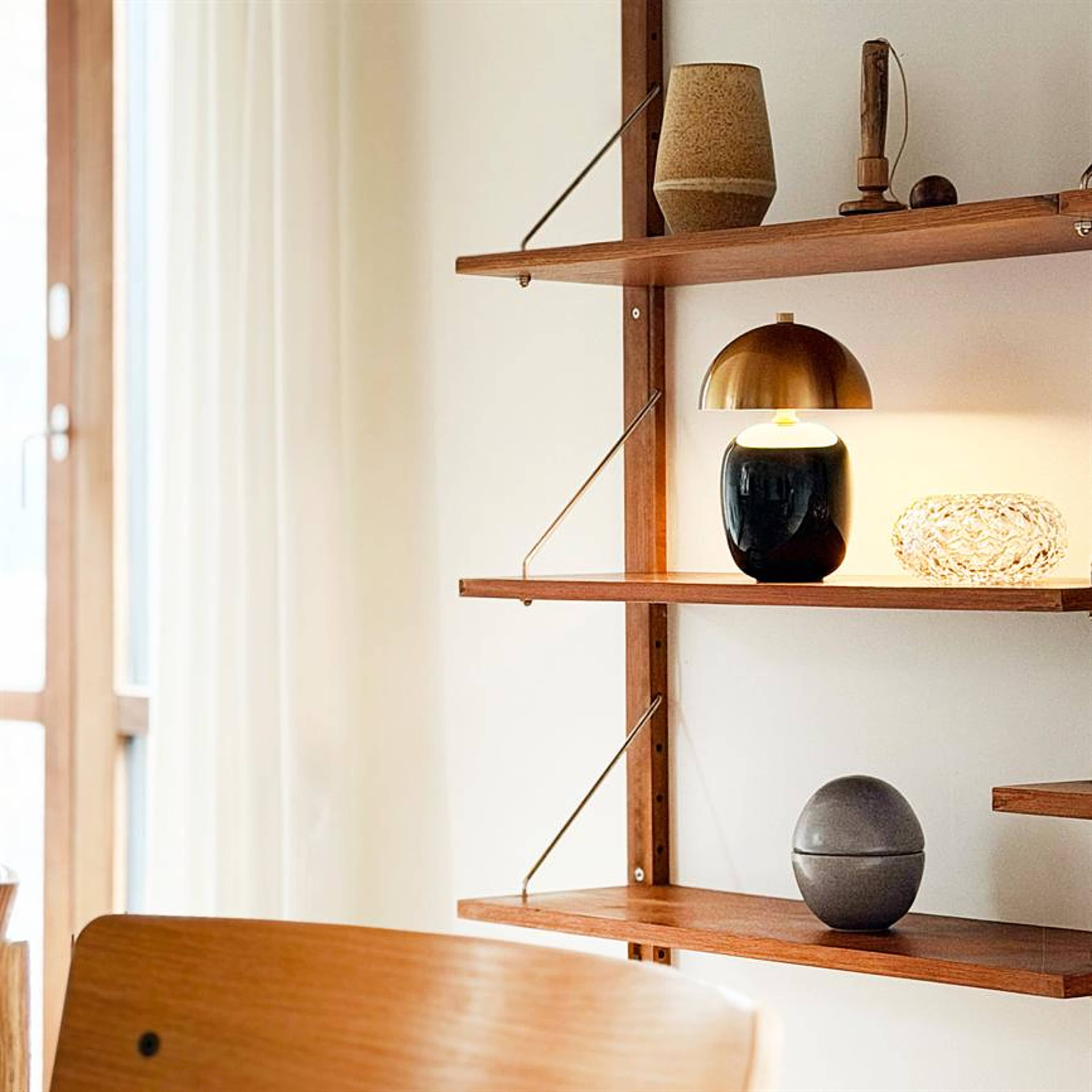 Manhattan Led Rechargeable Table Lamp, från Dyberg Larsen, i färgen black/ brass. Klicka för att öppna bilden i stort format