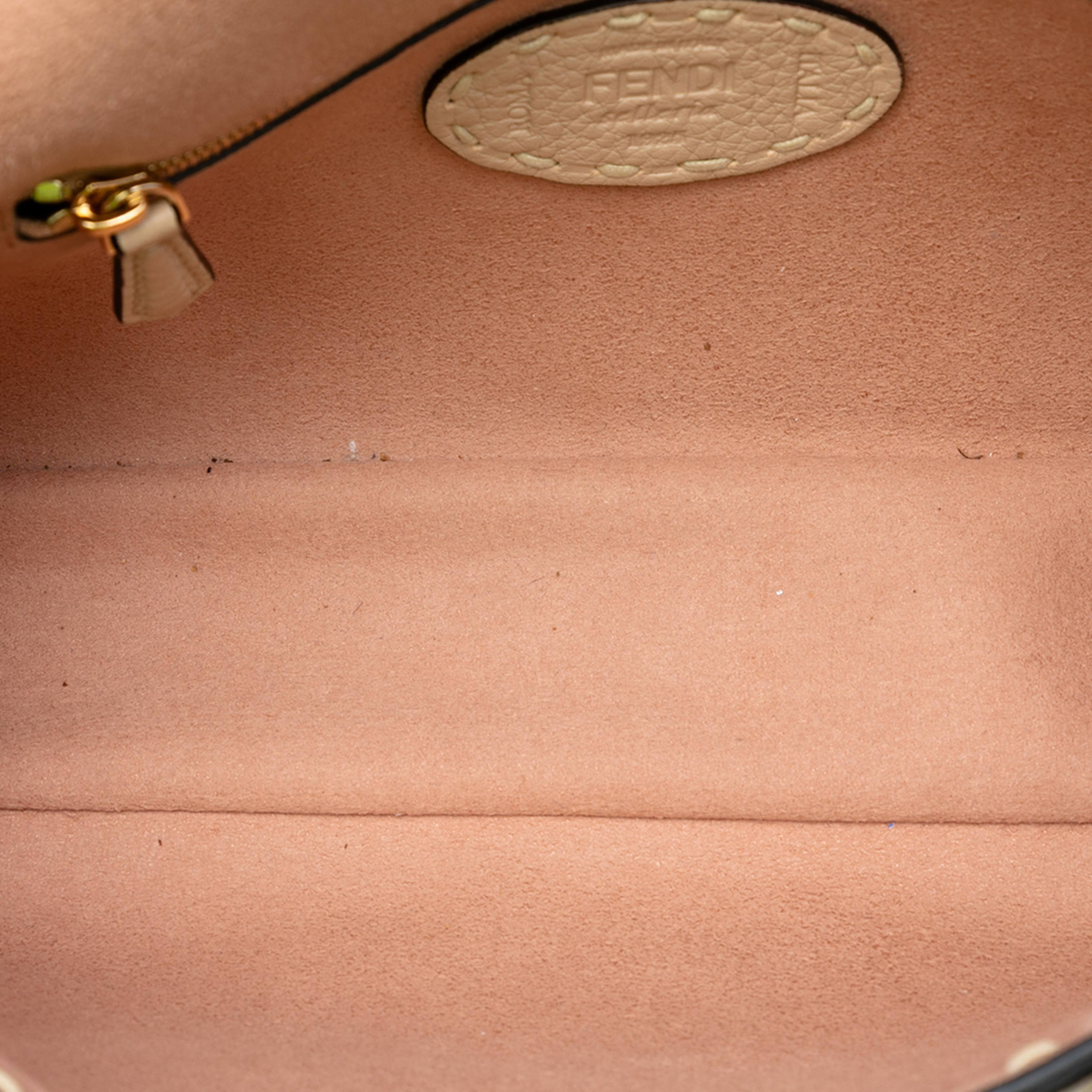 Fendi Medium Shearling Selleria Baguette Satchel, från Luxclusif, i färgen beige. Klicka för att öppna bilden i stort format