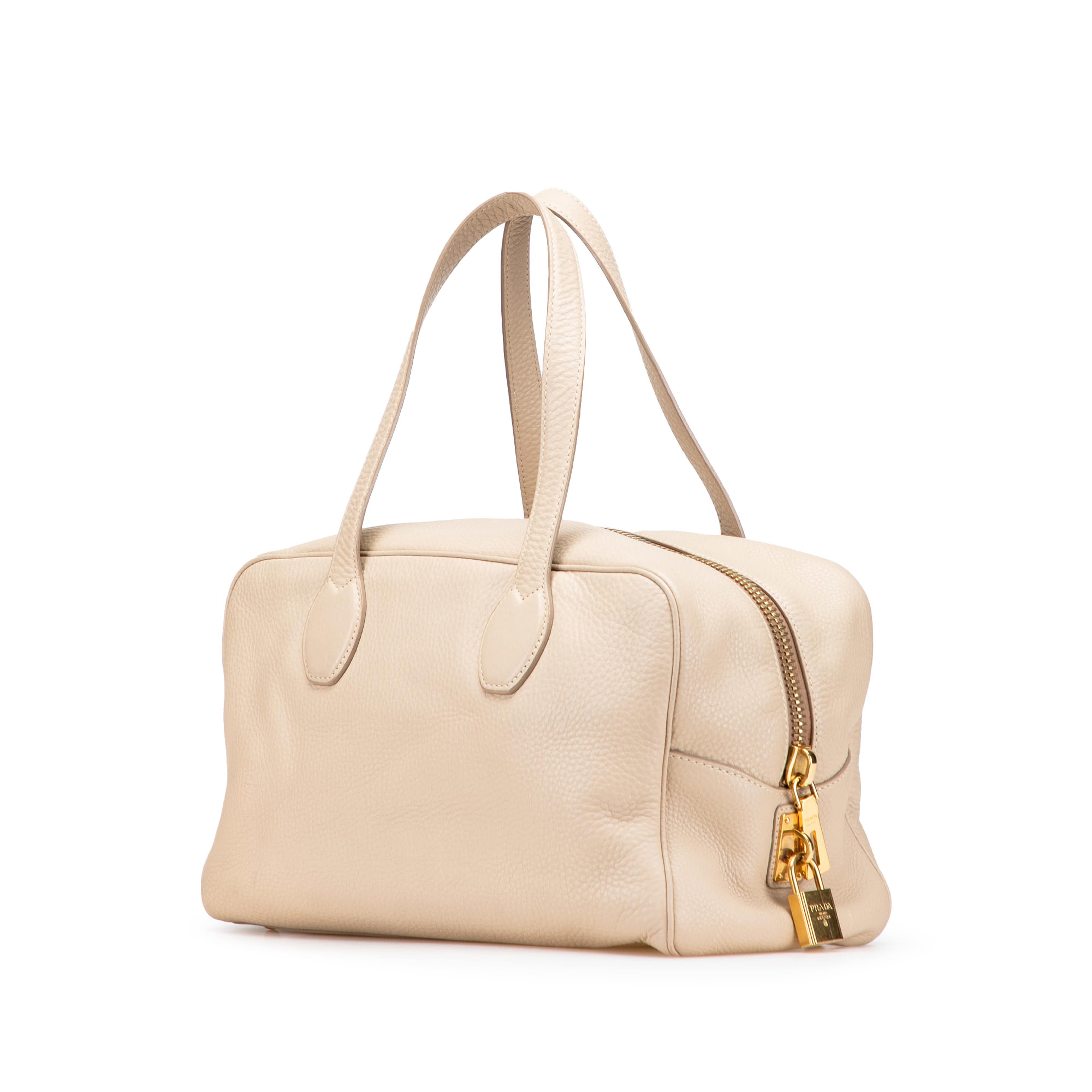 Prada Vitello Daino Shoulder Bag, från Luxclusif, i färgen ivory. Klicka för att öppna bilden i stort format