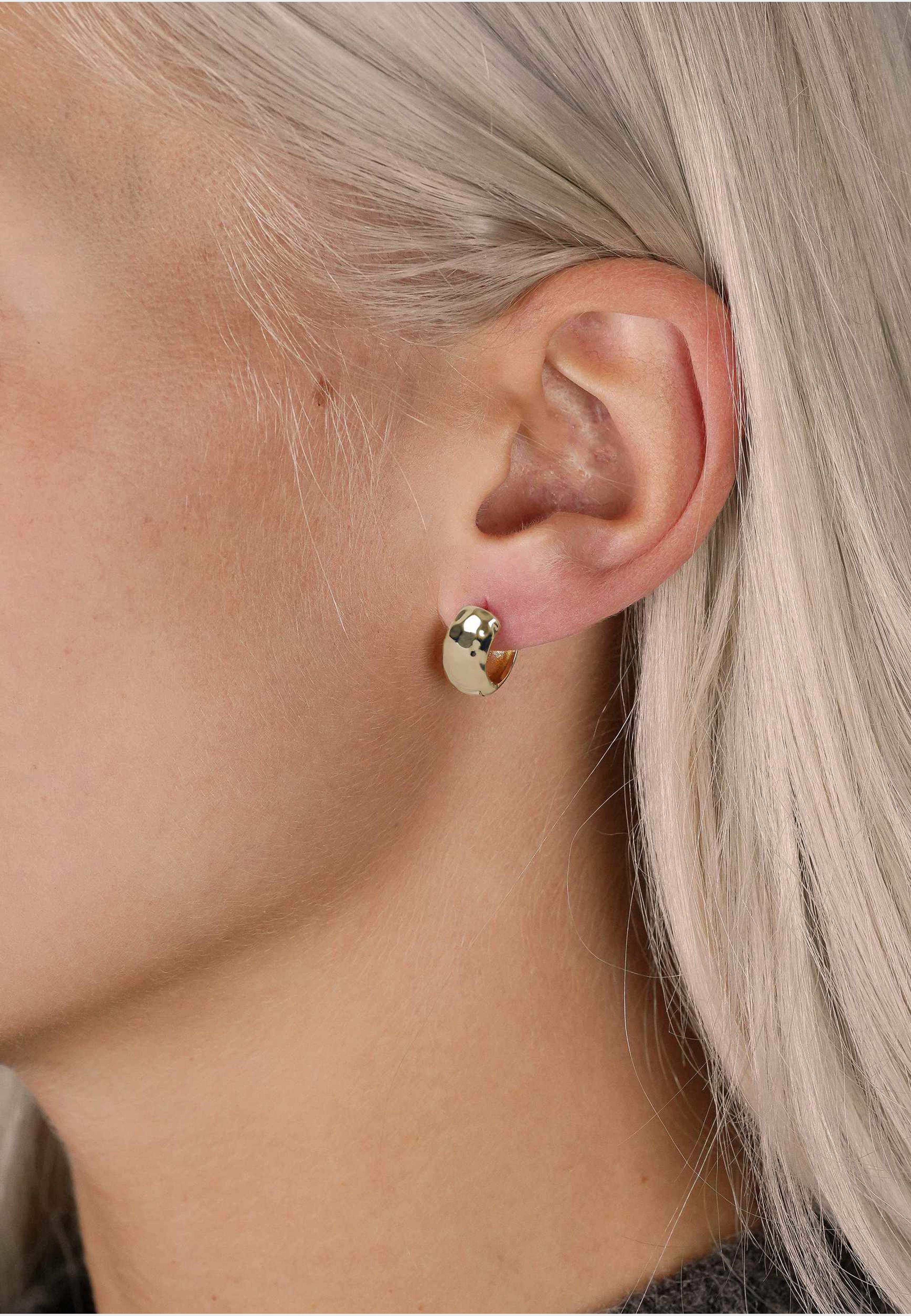 Union Nine Hammered Ring Ear 12mm, från SNÖ of Sweden, i färgen plain s. Klicka för att öppna bilden i stort format