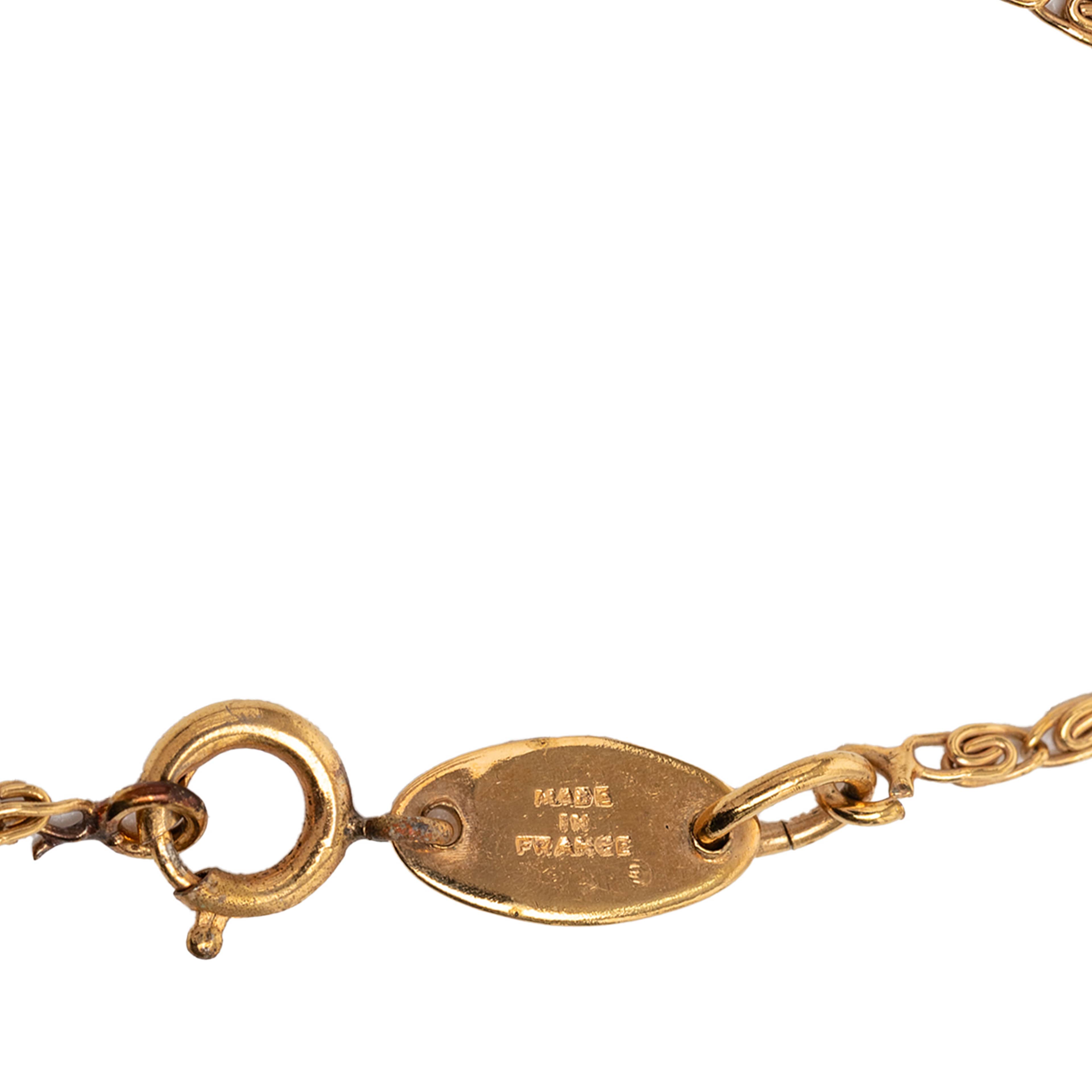 Chanel Cc Gold Plated Pendant Necklace, från Luxclusif, i färgen gold. Klicka för att öppna bilden i stort format