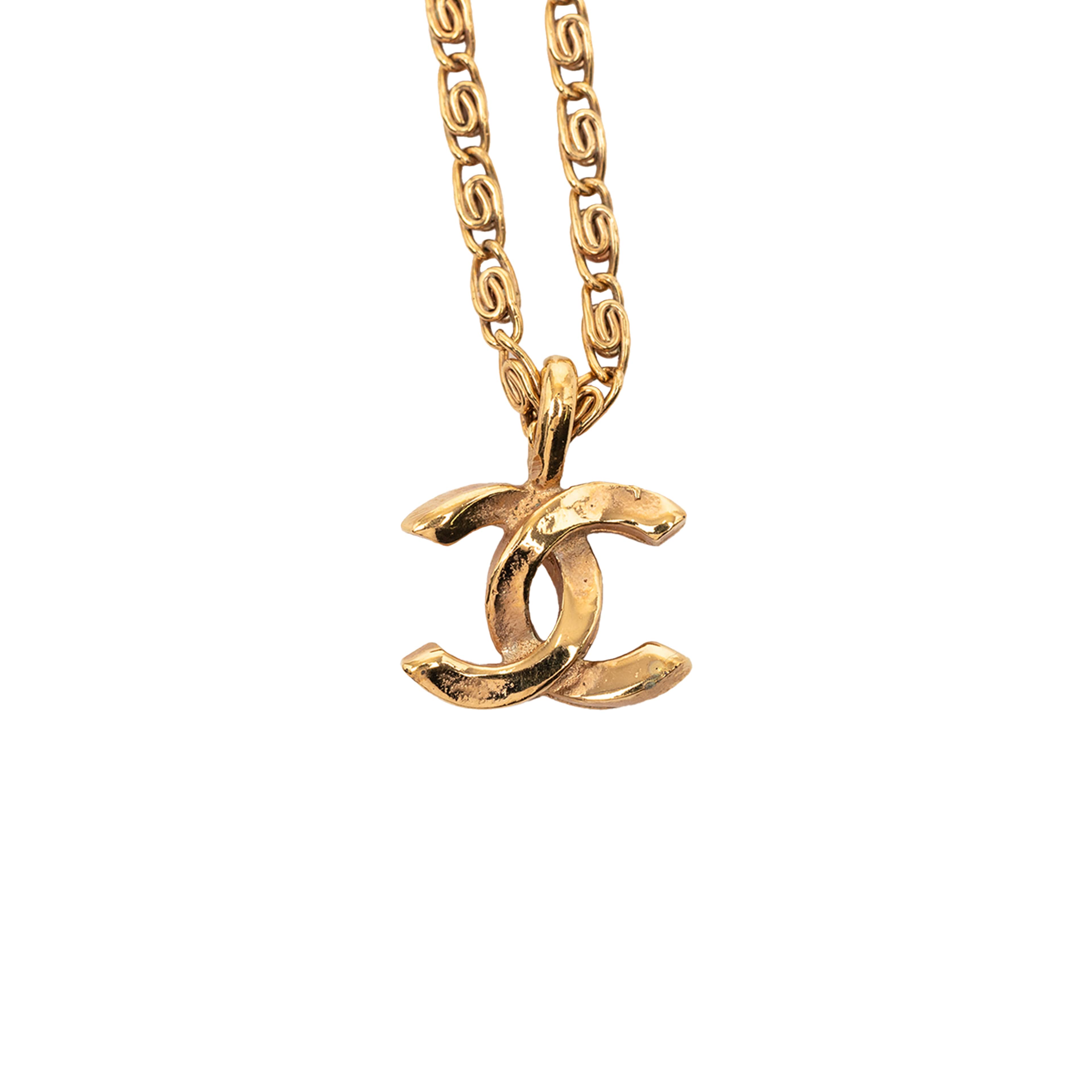 Chanel Cc Gold Plated Pendant Necklace, från Luxclusif, i färgen gold. Klicka för att öppna bilden i stort format
