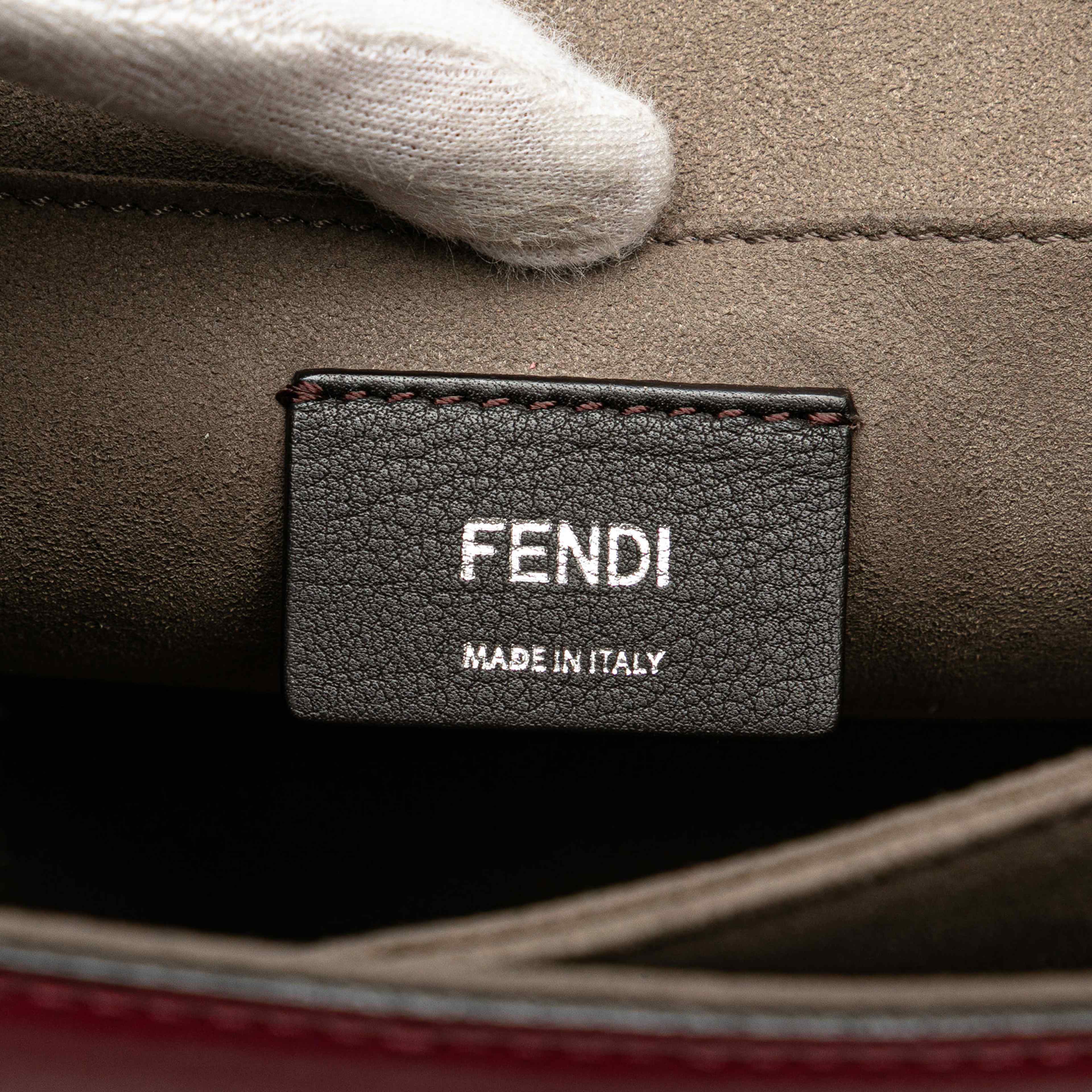 Fendi Medium Vitello Liberty Lucido Flowers And Bows Scalloped Studded Kan I Satchel, från Luxclusif, i färgen light beige. Klicka för att öppna bilden i stort format